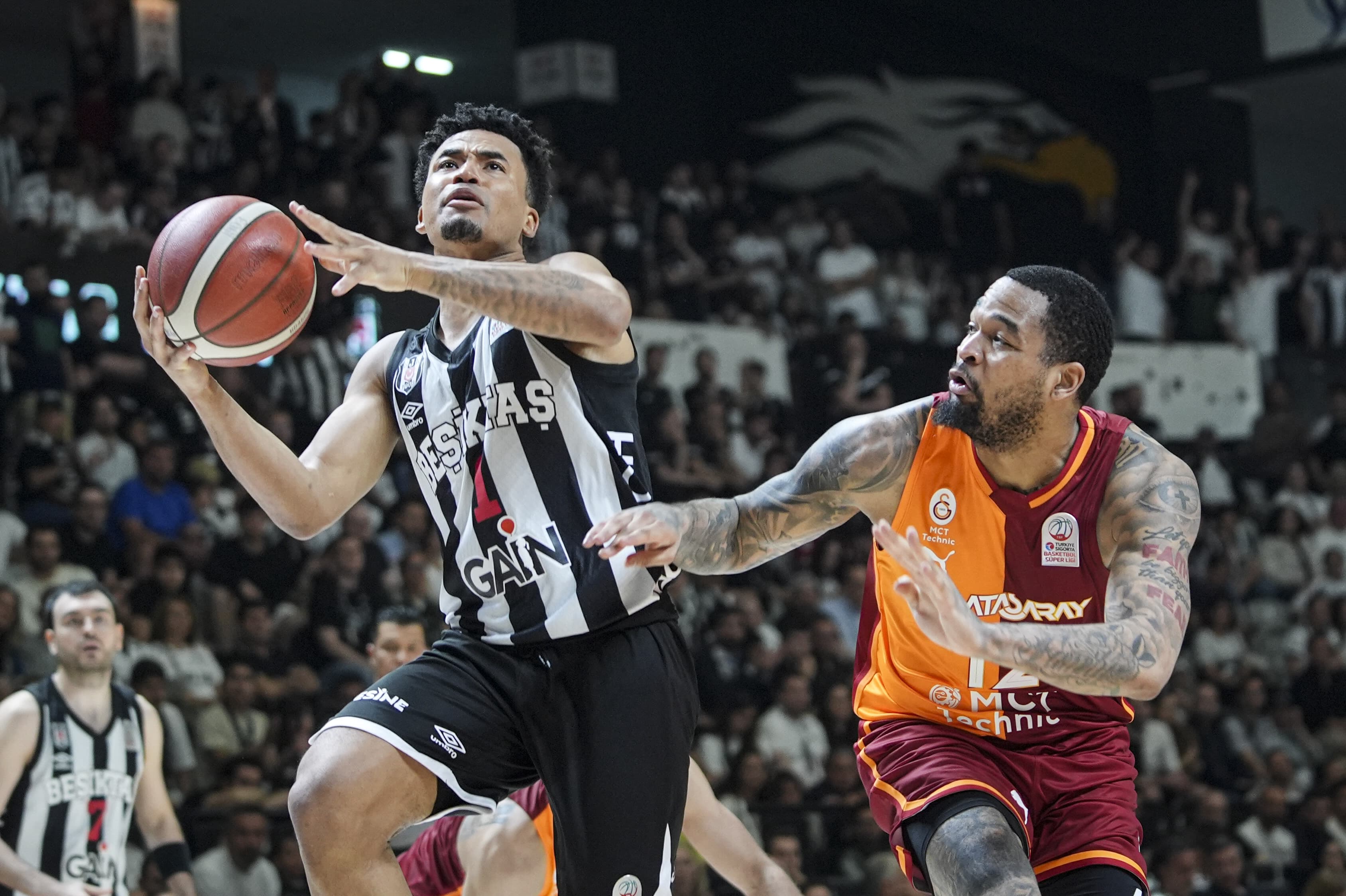 Beşiktaş, Galatasaray'ı mağlup ederek yarı finale yükseldi