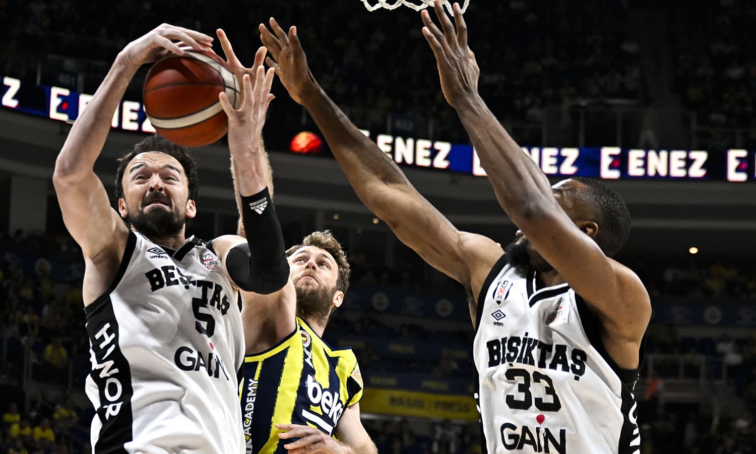 Beşiktaş GAİN, Fenerbahçe Beko'yu yenerek play-off finaline iyi başladı
