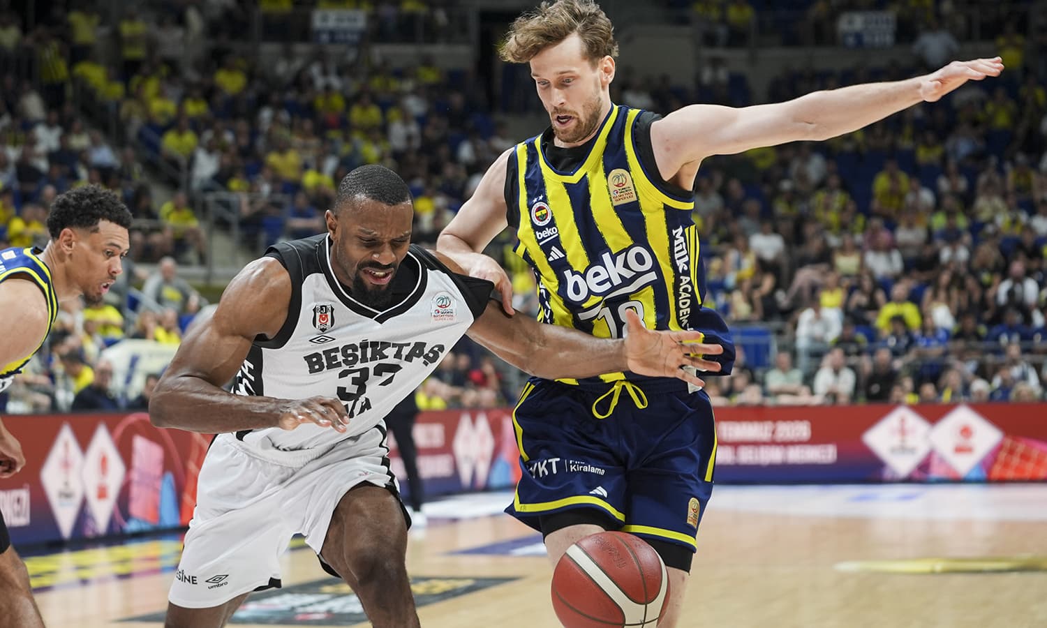 Fenerbahçe Beko, Beşiktaş GAİN'i yenerek seriyi eşitledi