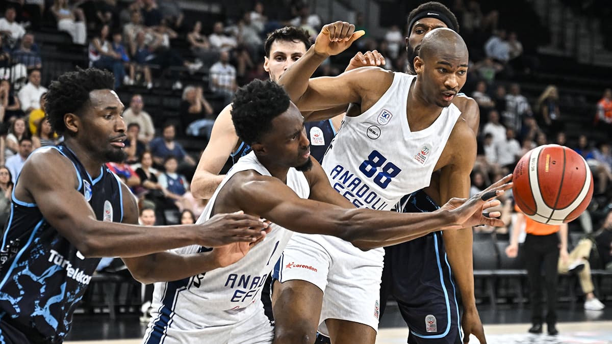 Türk Telekom ve Anadolu Efes Basketbol Süper Ligi'nde karşı karşıya geliyor