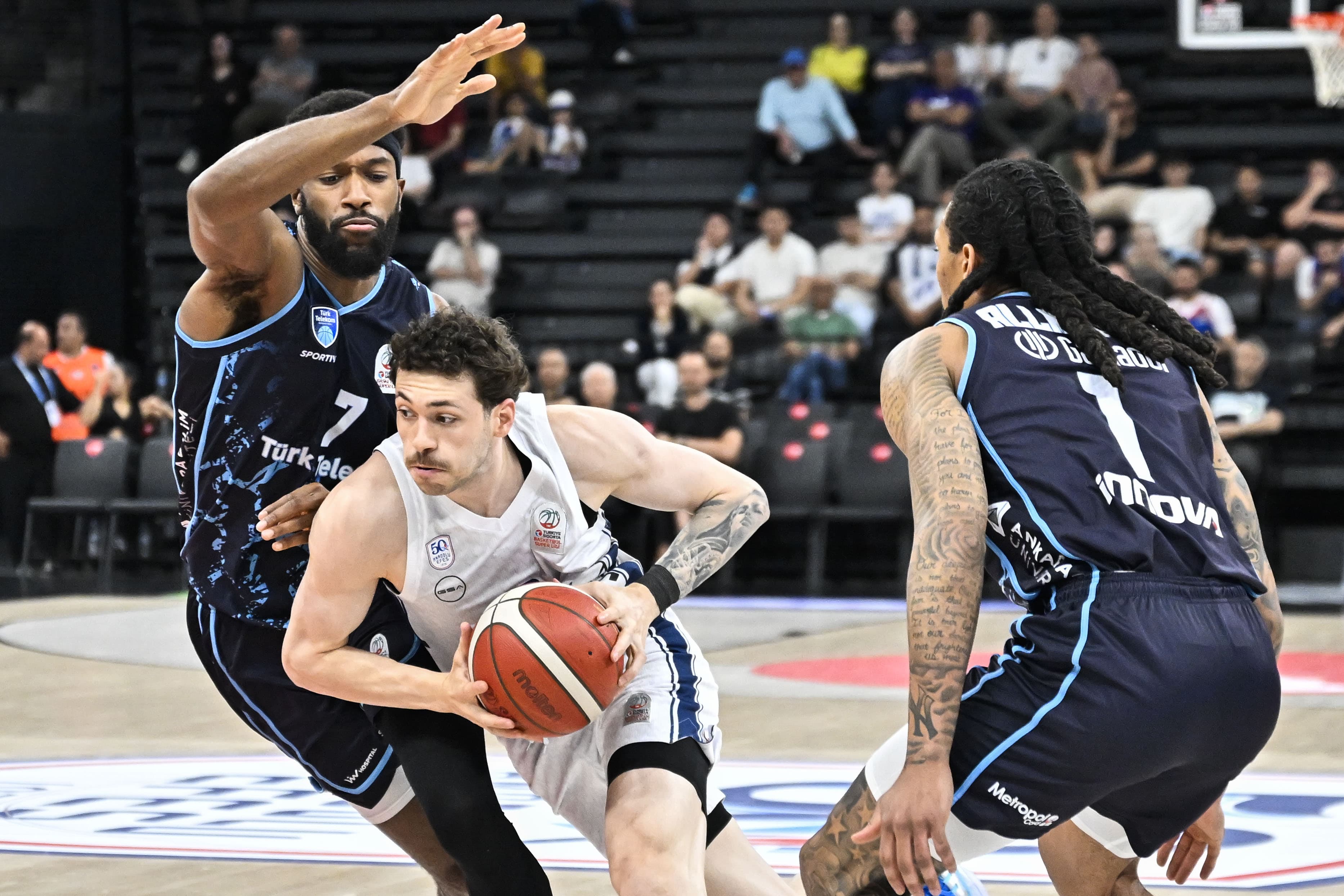 Anadolu Efes, play-off çeyrek finalinde Türk Telekom'u yendi