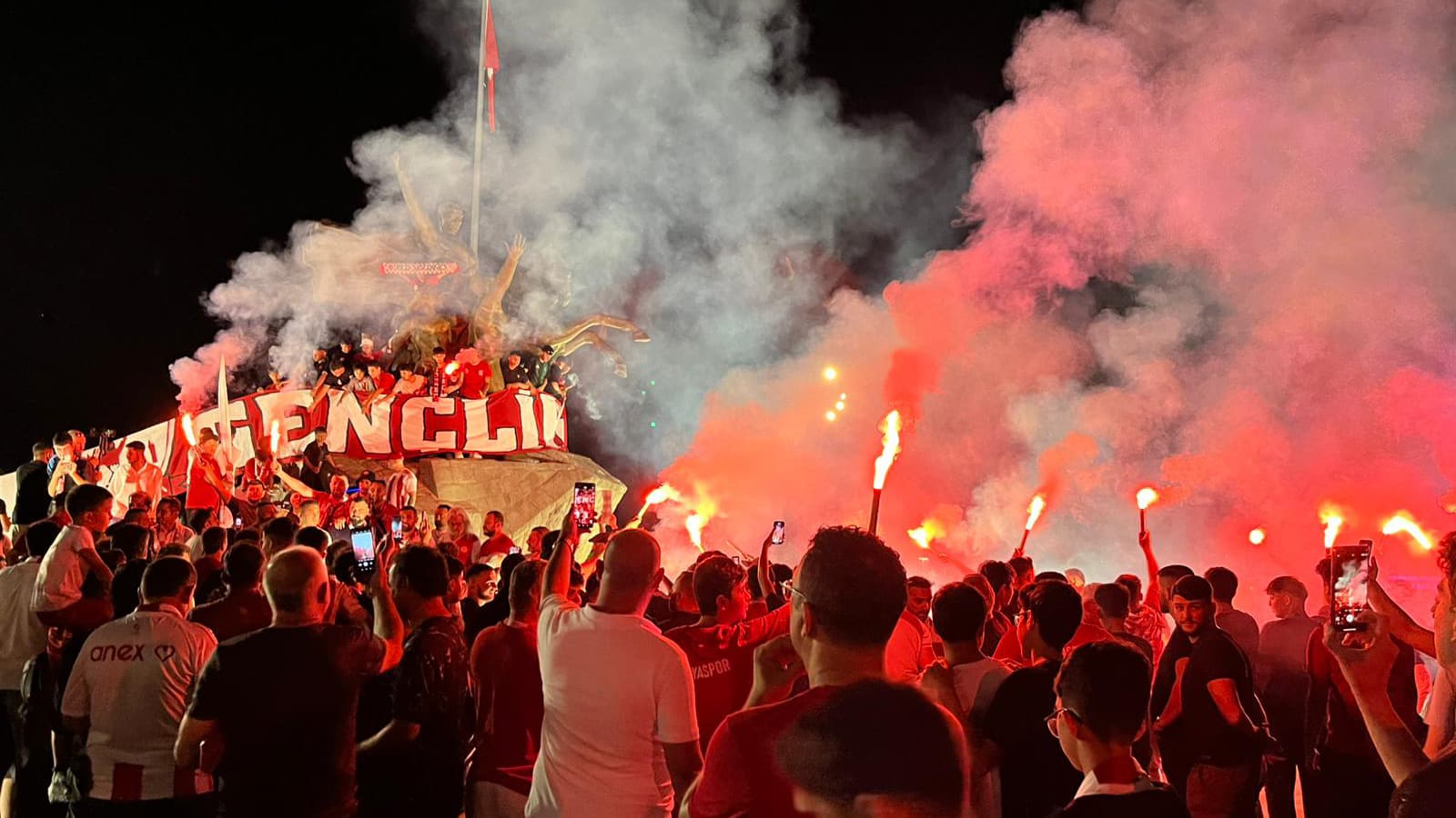 Antalyaspor'un yeni yönetimi taraftarla buluştu