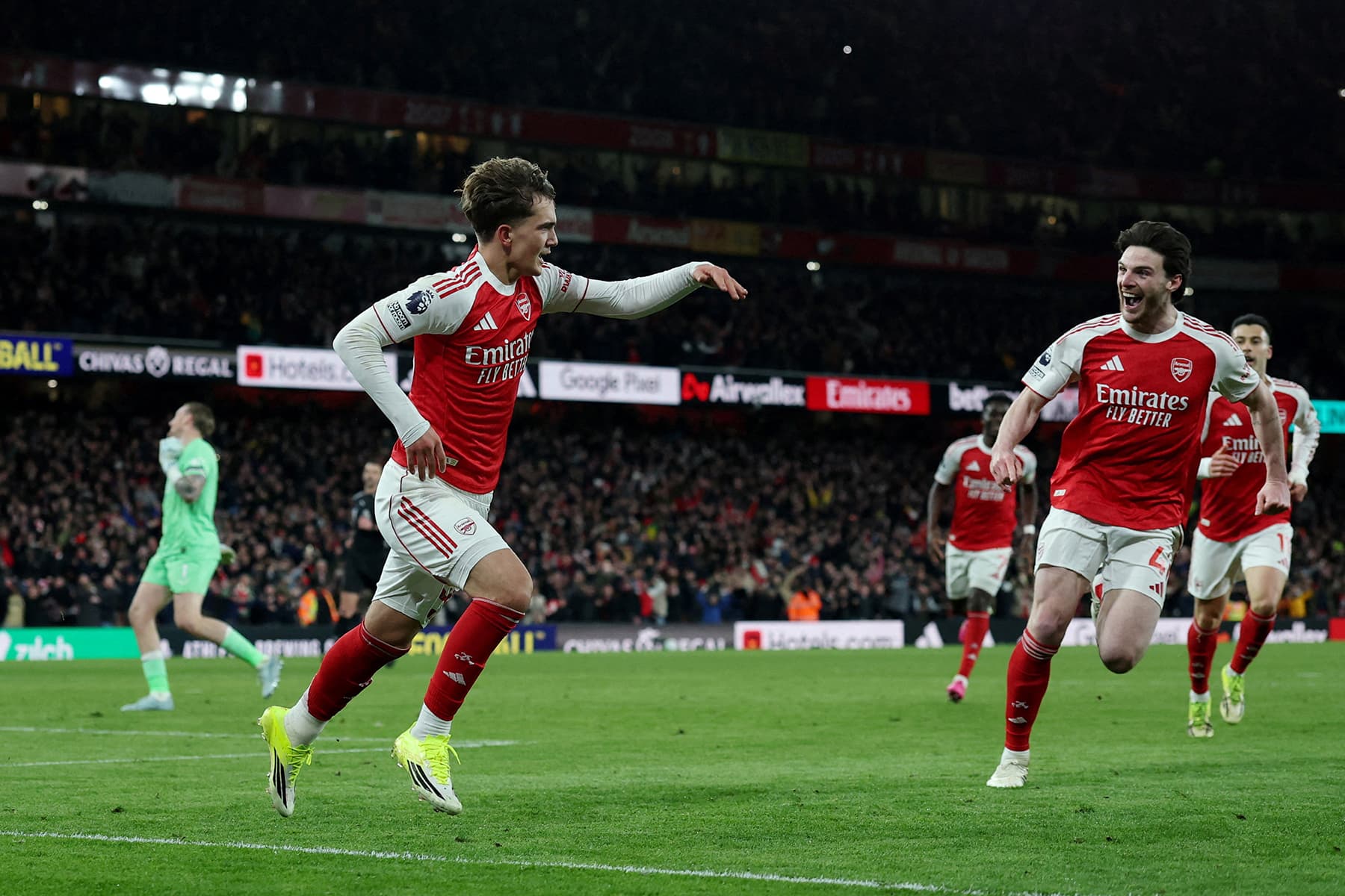 Arsenal'dan tarihi maçta 3 puan: Galibiyet son dakikalarda geldi