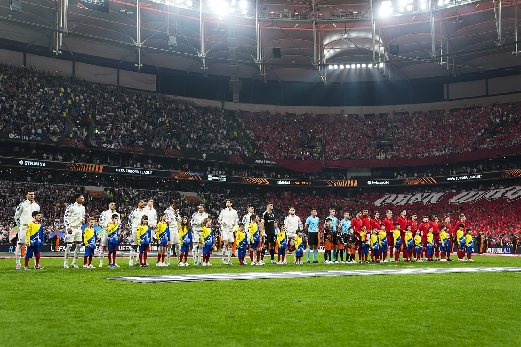 Aston Villa'nın kalecisi kırık parmakla UEFA finalinde oynadı