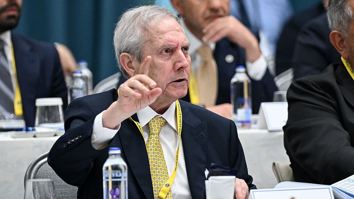 Fenerbahçe Divan Kurulu'nda Aziz Yıldırım ve Sadettin Saran arasında gerginlik yaşandı