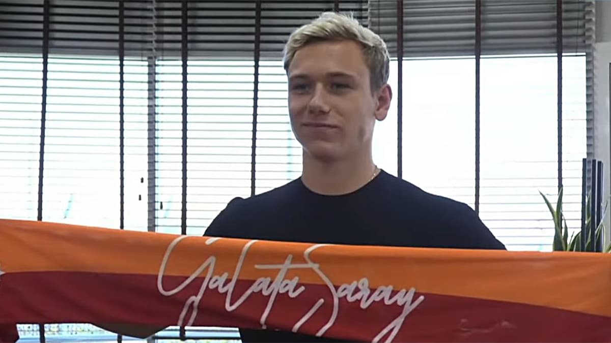 Galatasaray, Aleksei Batrakov'un lisansını çıkardı ve 5 yıllık sözleşme imzaladı