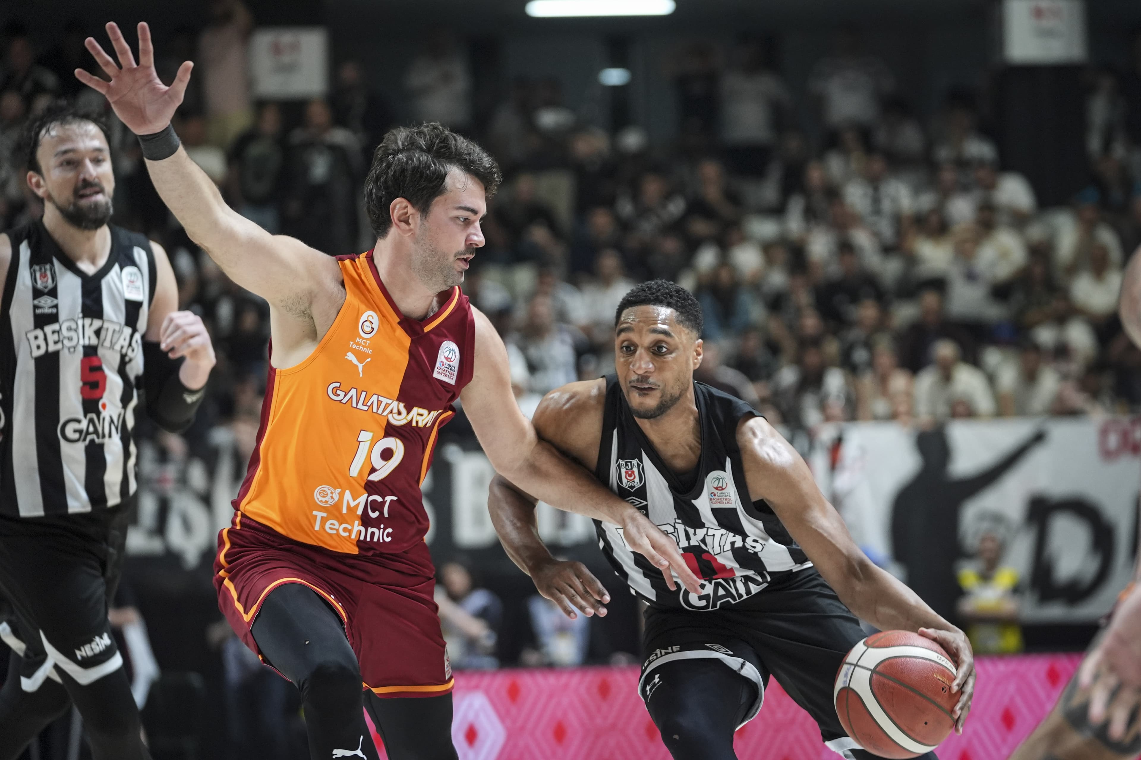 Beşiktaş GAİN, Galatasaray MCT Technic'i mağlup ederek seride öne geçti