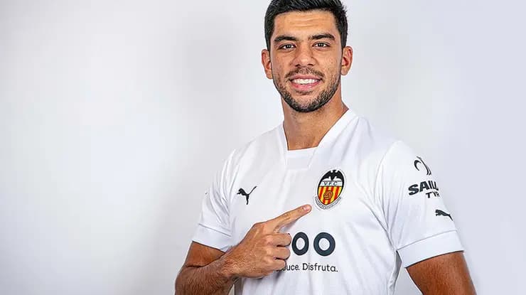 Cenk Özkacar, Trabzonspor'un yeni transferi olarak Trabzon'a geldi