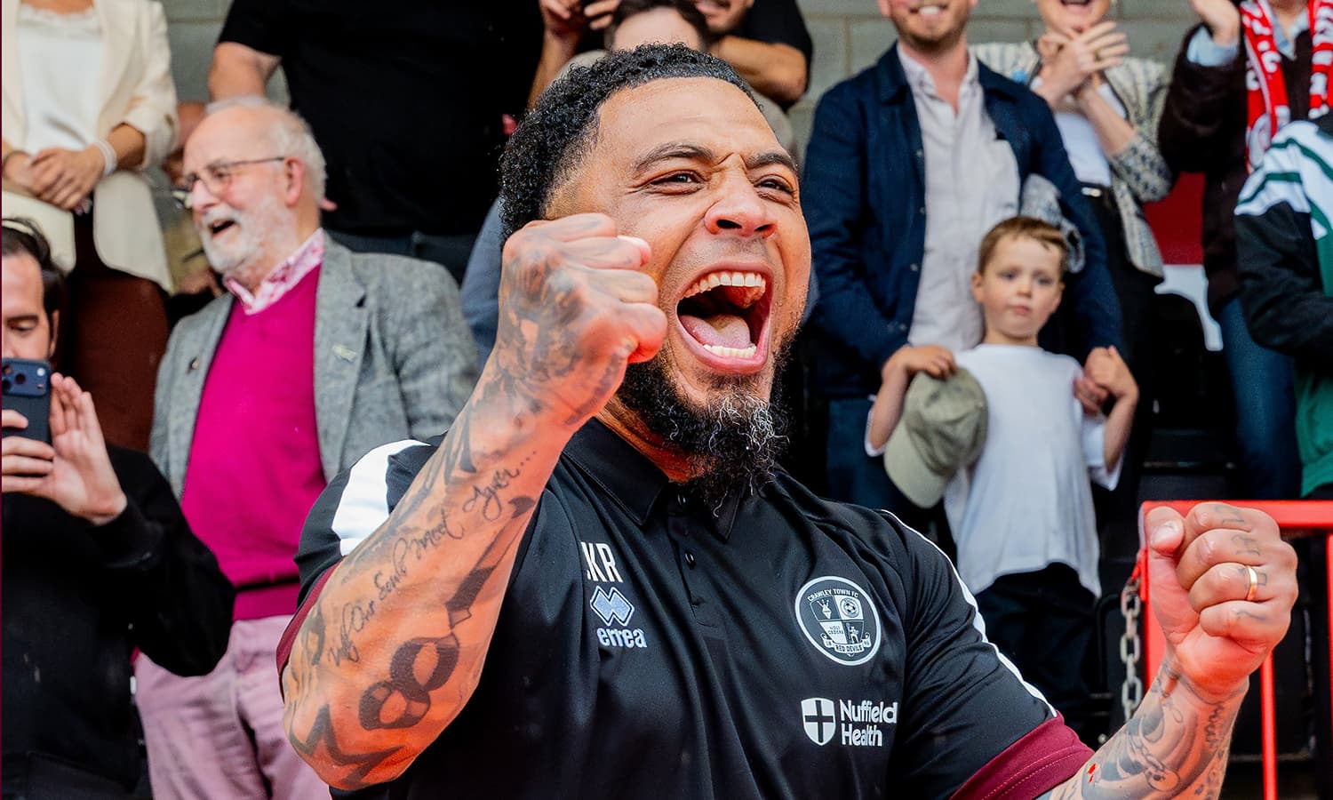 Colin Kazım Richards, Crawley Town'u ligde tutmayı başardı