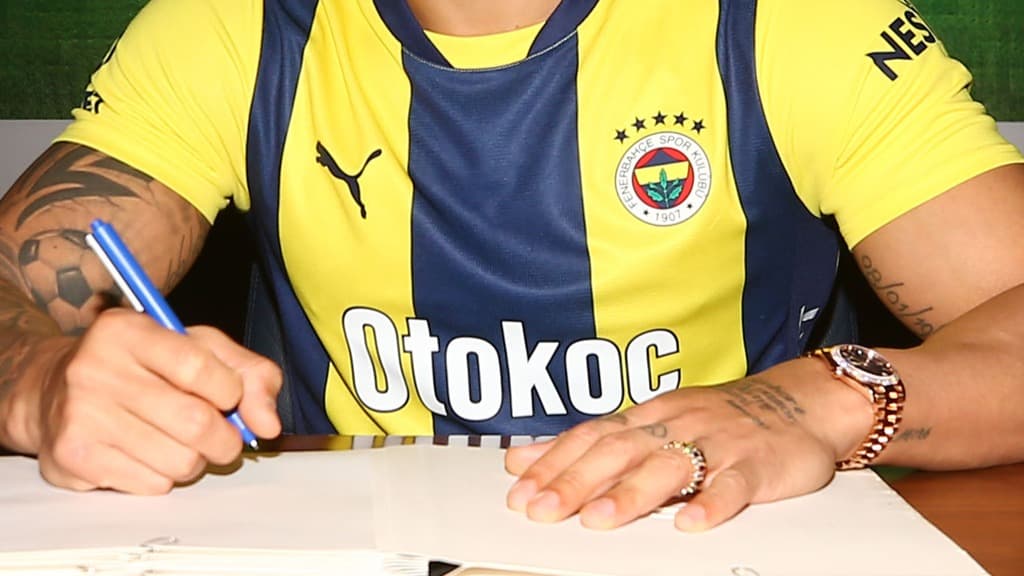Fenerbahçe, Muriqi ve Diouf'un yanı sıra iki futbolcuyla daha sözleşme imzaladı