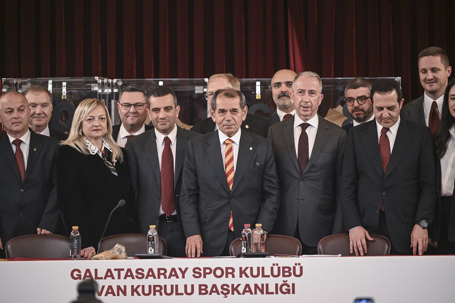 Dursun Özbek ve yönetimi mazbatalarını aldı