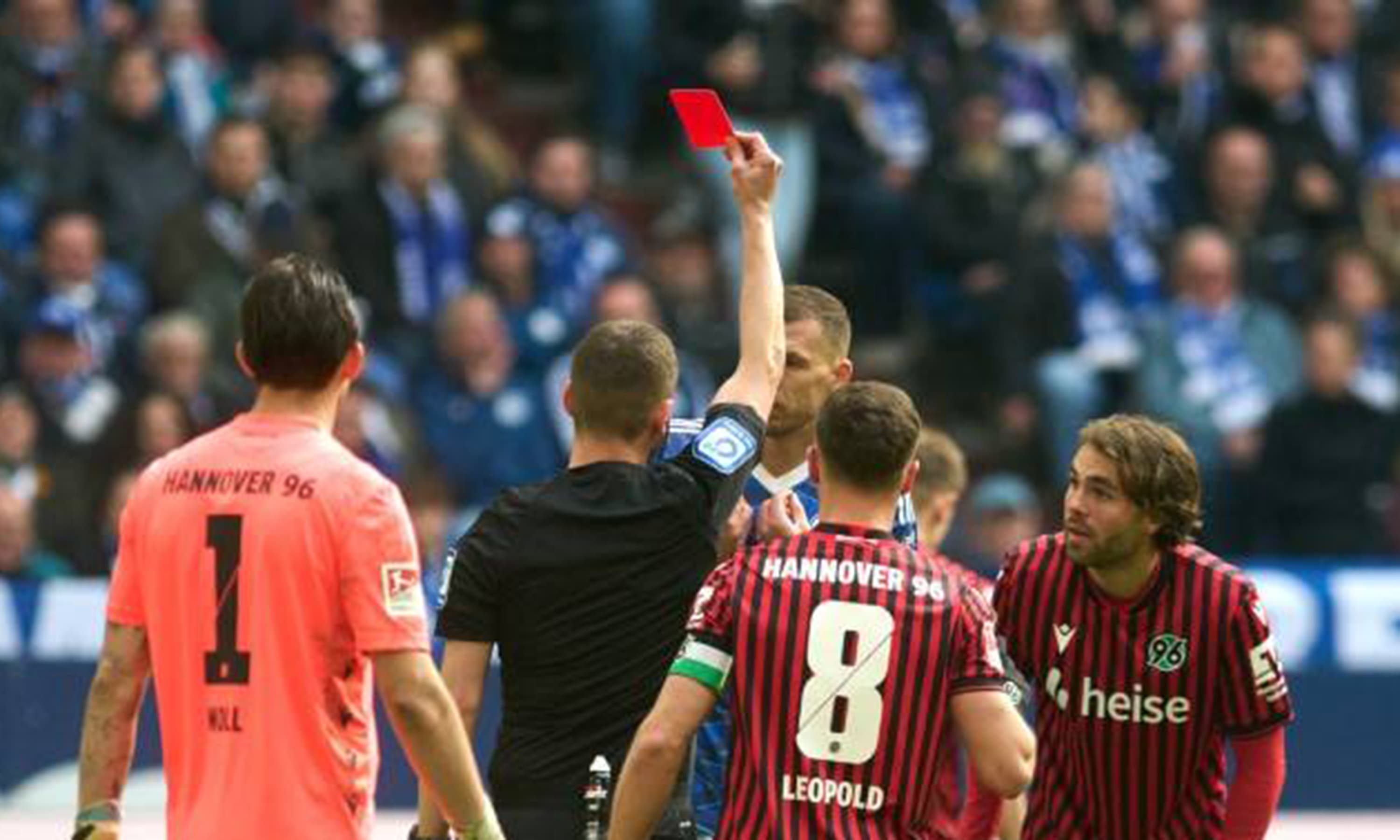 Edin Dzeko'nun kırmızı kart gördüğü maçta Schalke son saniyede yıkıldı