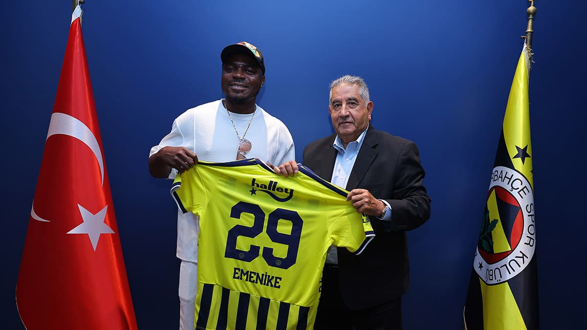 Emenike Fenerbahçe'yi ziyaret etti, mutluluğunu paylaştı