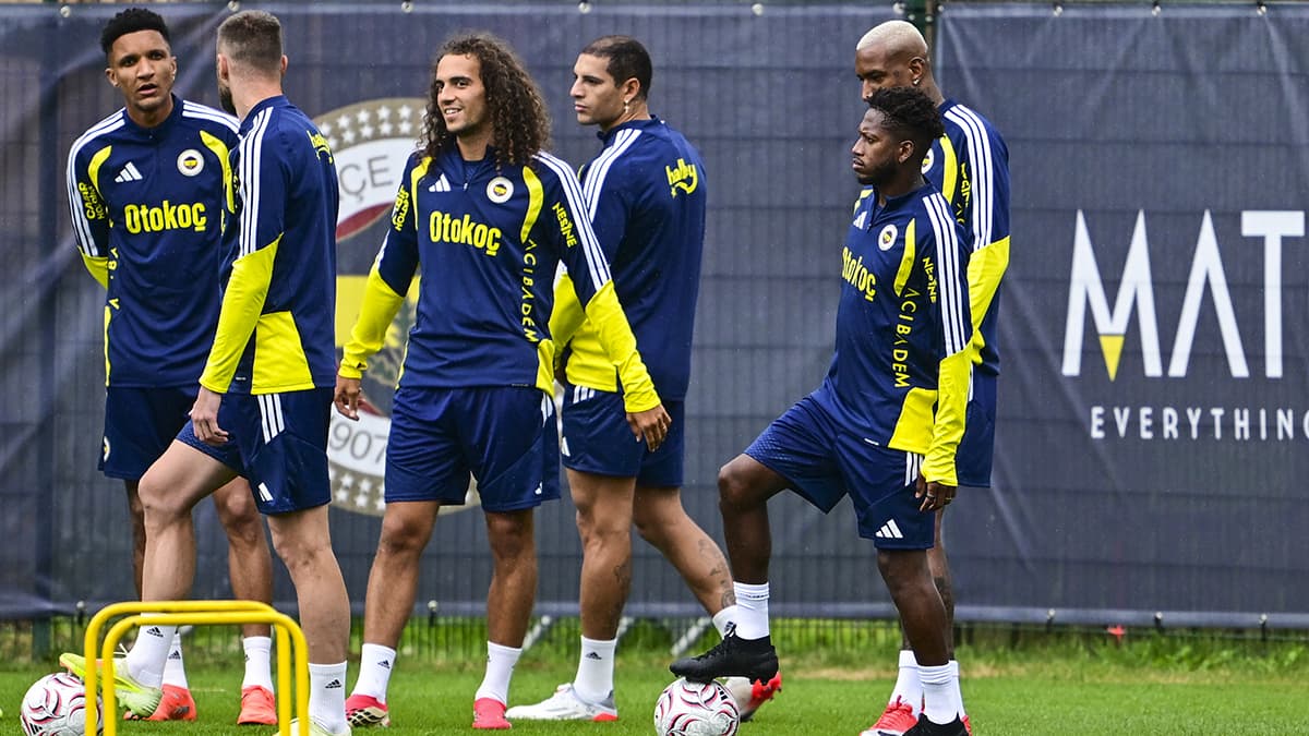 Fenerbahçe'nin UEFA kadrosu açıklandı, dikkat çeken eksiklikler var