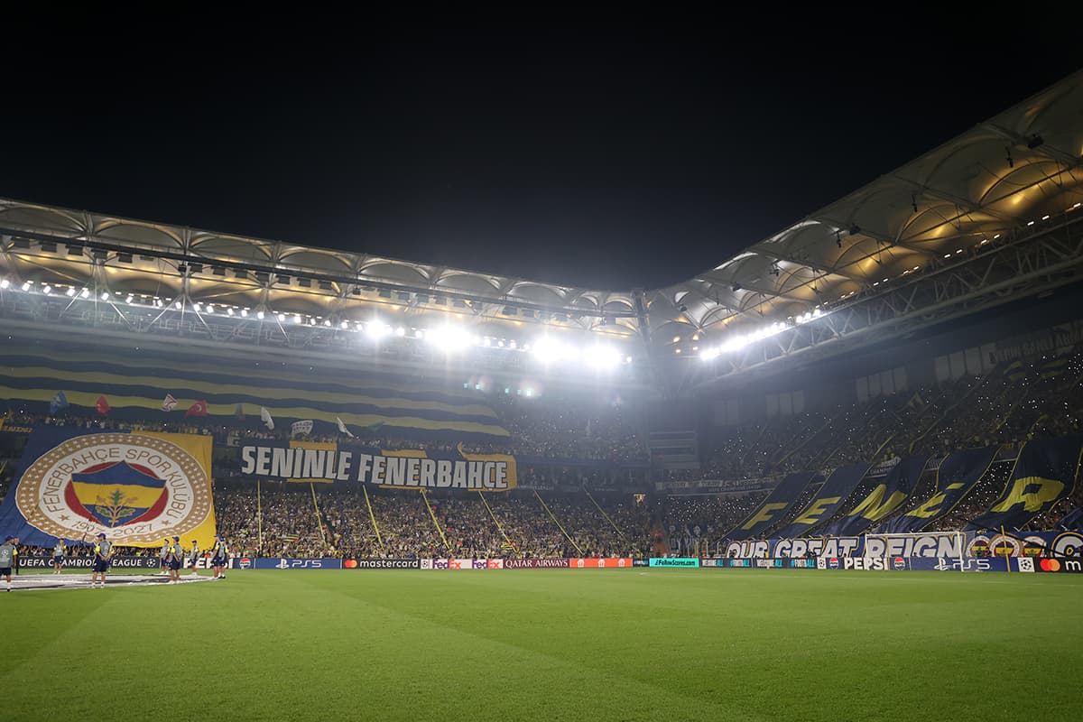 Fenerbahçe taraftarlarından Lyon maçı öncesi görsel koreografi