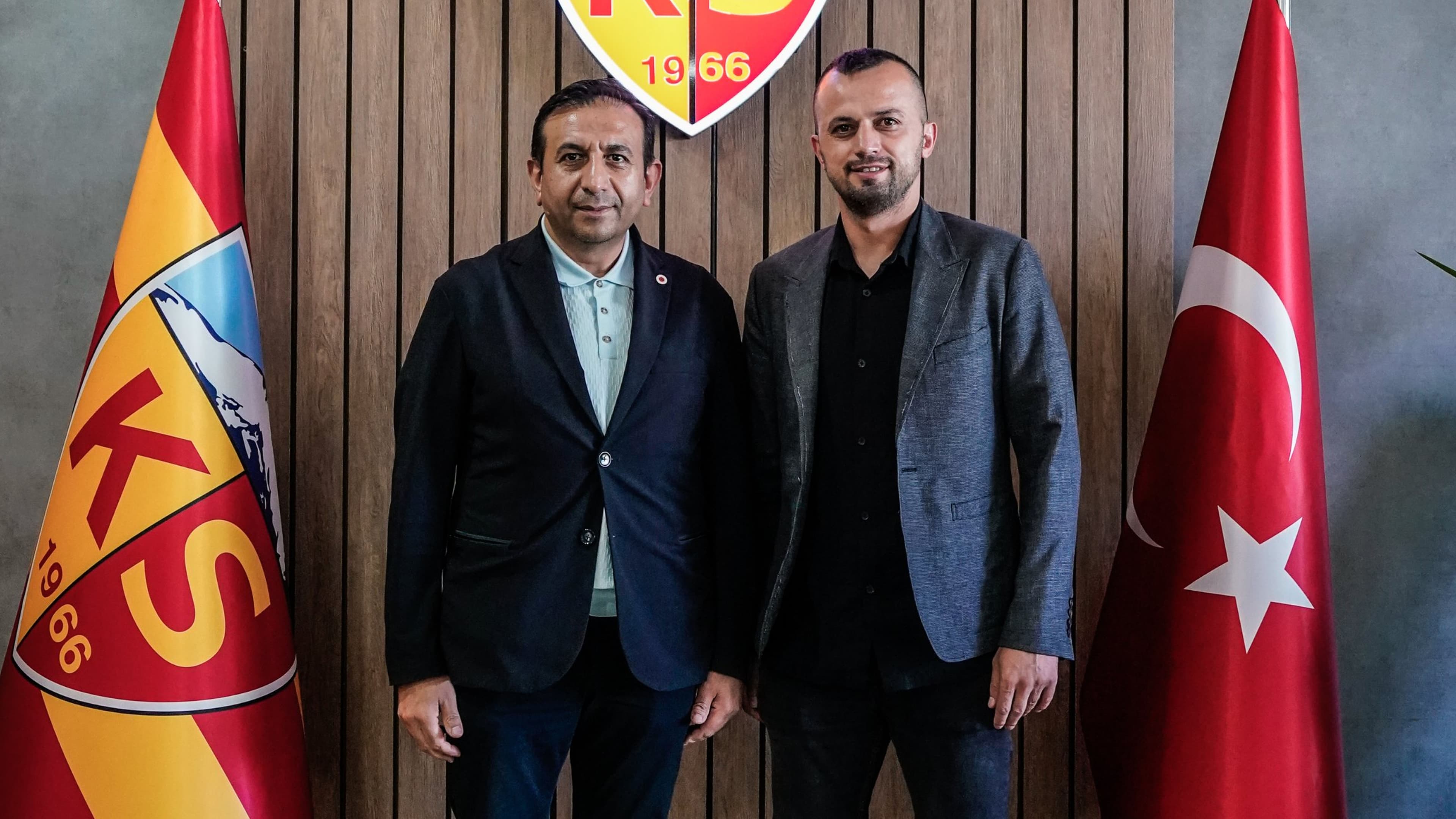 Kayserispor'un genel koordinatörü İlhan Parlak istifa etti.