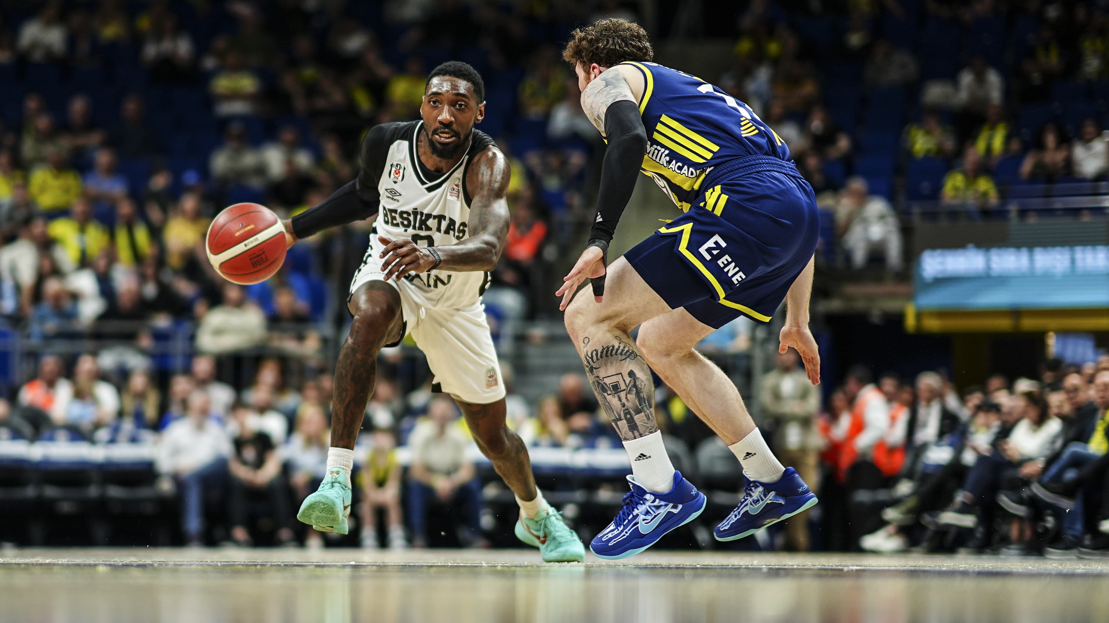 Beşiktaş GAİN, Fenerbahçe Beko'yu 85-72 yenerek önemli bir galibiyet aldı.