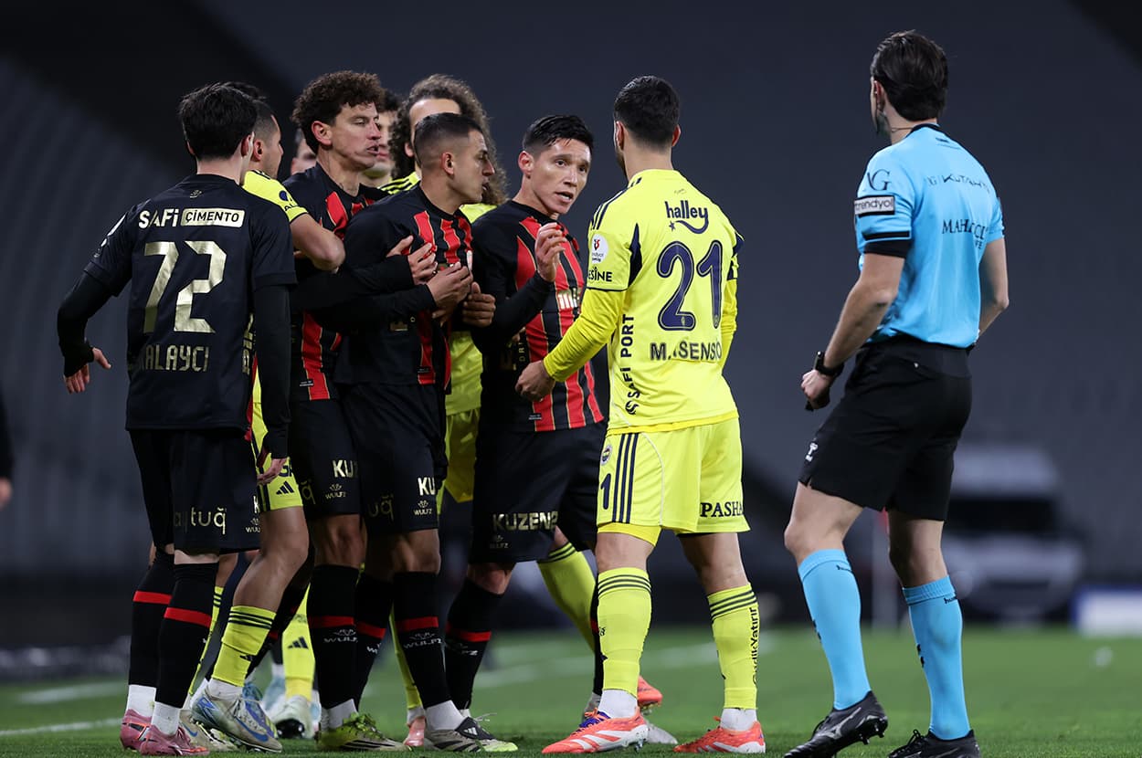 Karagümrük-Fenerbahçe maçının olay pozisyonu için Trio'dan net yorum: "Penaltı ve kırmızı kart"