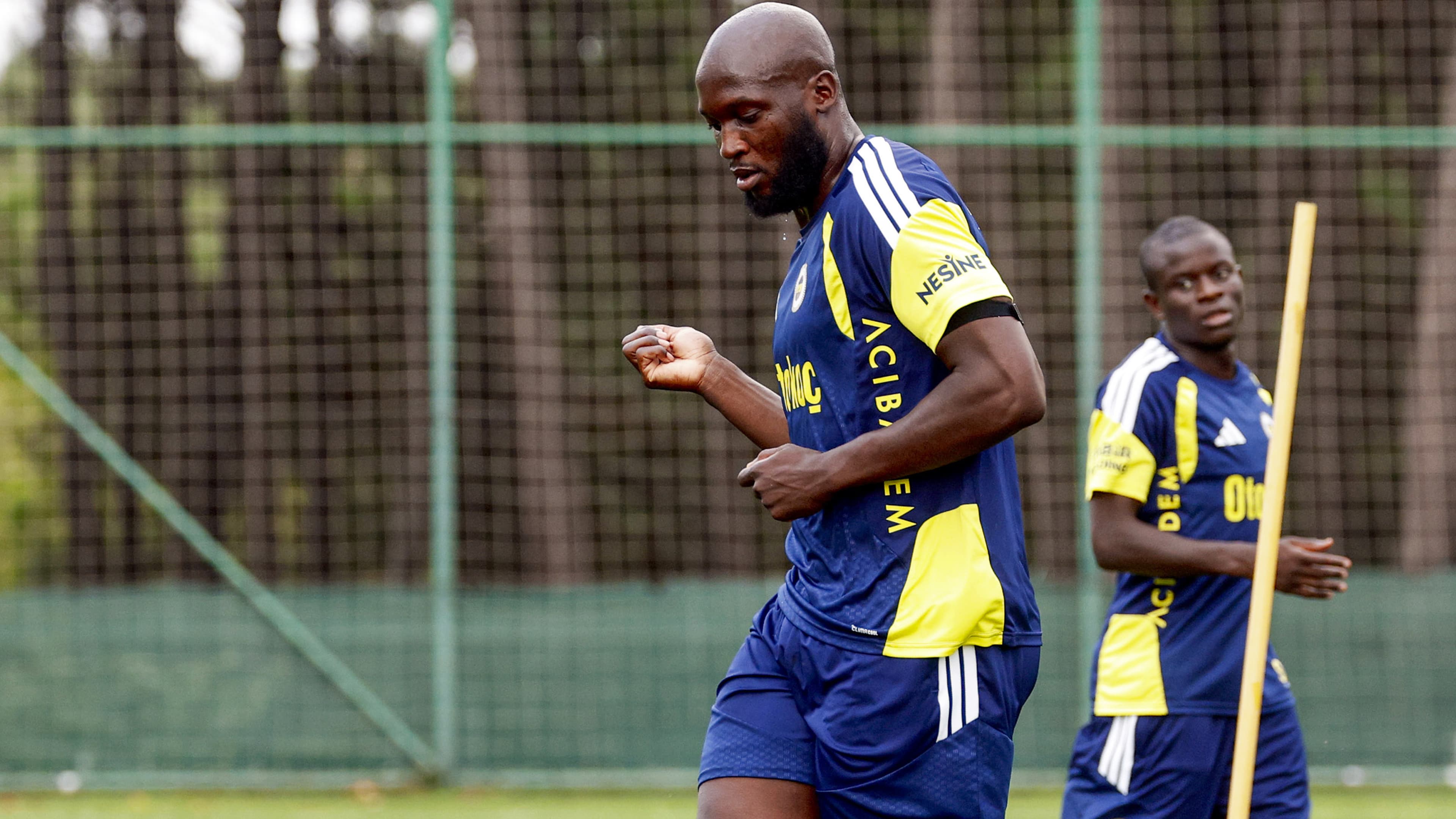 Fenerbahçe'nin yeni transferi Romelu Lukaku, ilk antrenmanına katıldı