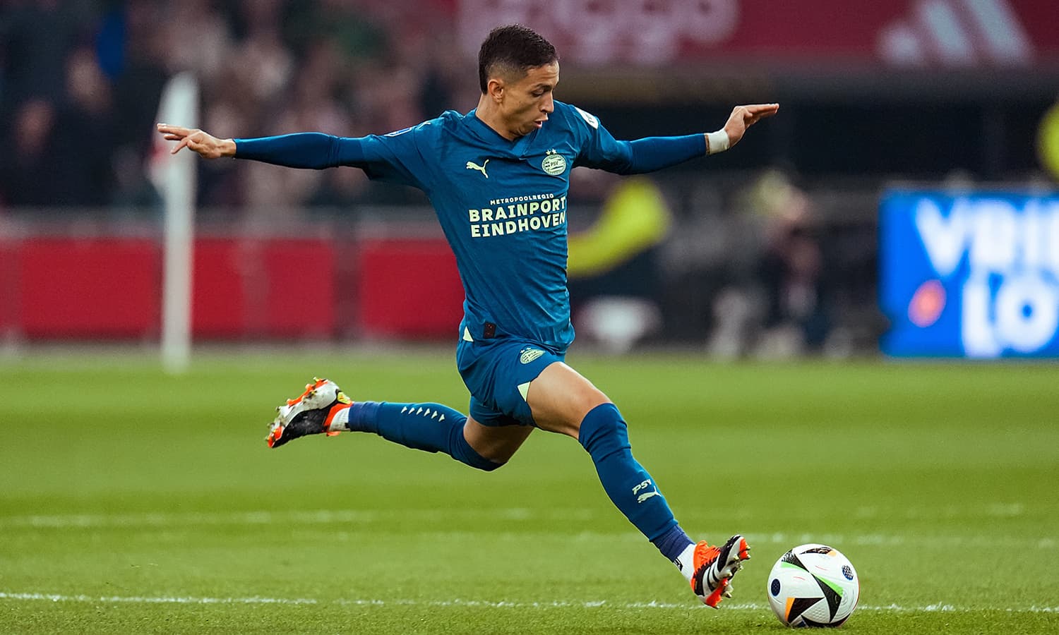 Fenerbahçe, sol bek için PSV kaptanıyla anlaşmaya yaklaşıyor