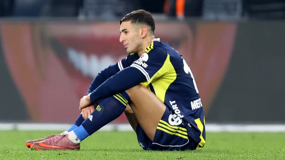 Ve Fenerbahçe geceden bu yana beklenen Mert Müldür paylaşımını yaptı