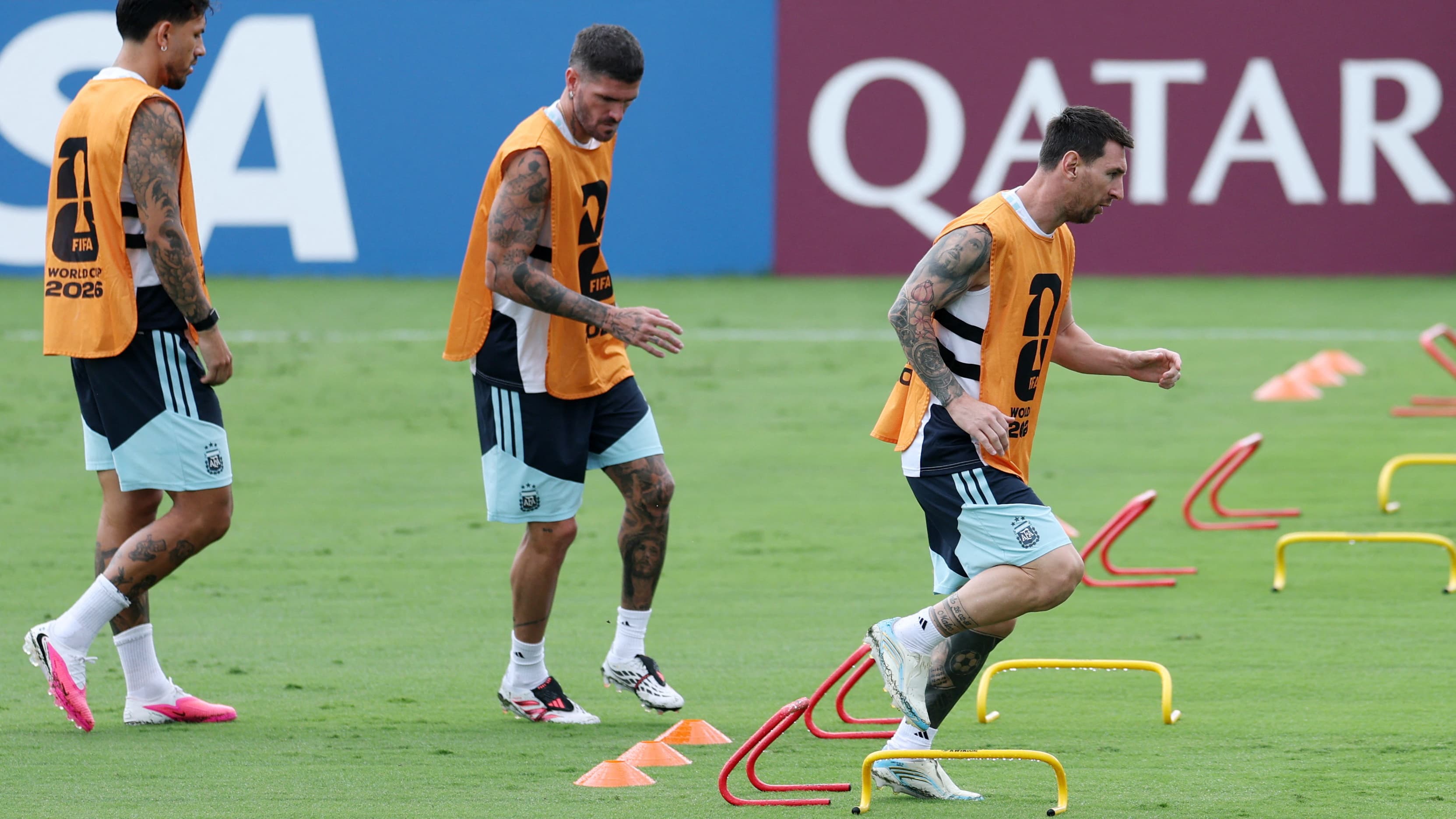 De Paul, Arjantin antrenmanında Messi'nin yanından ayrılmadı