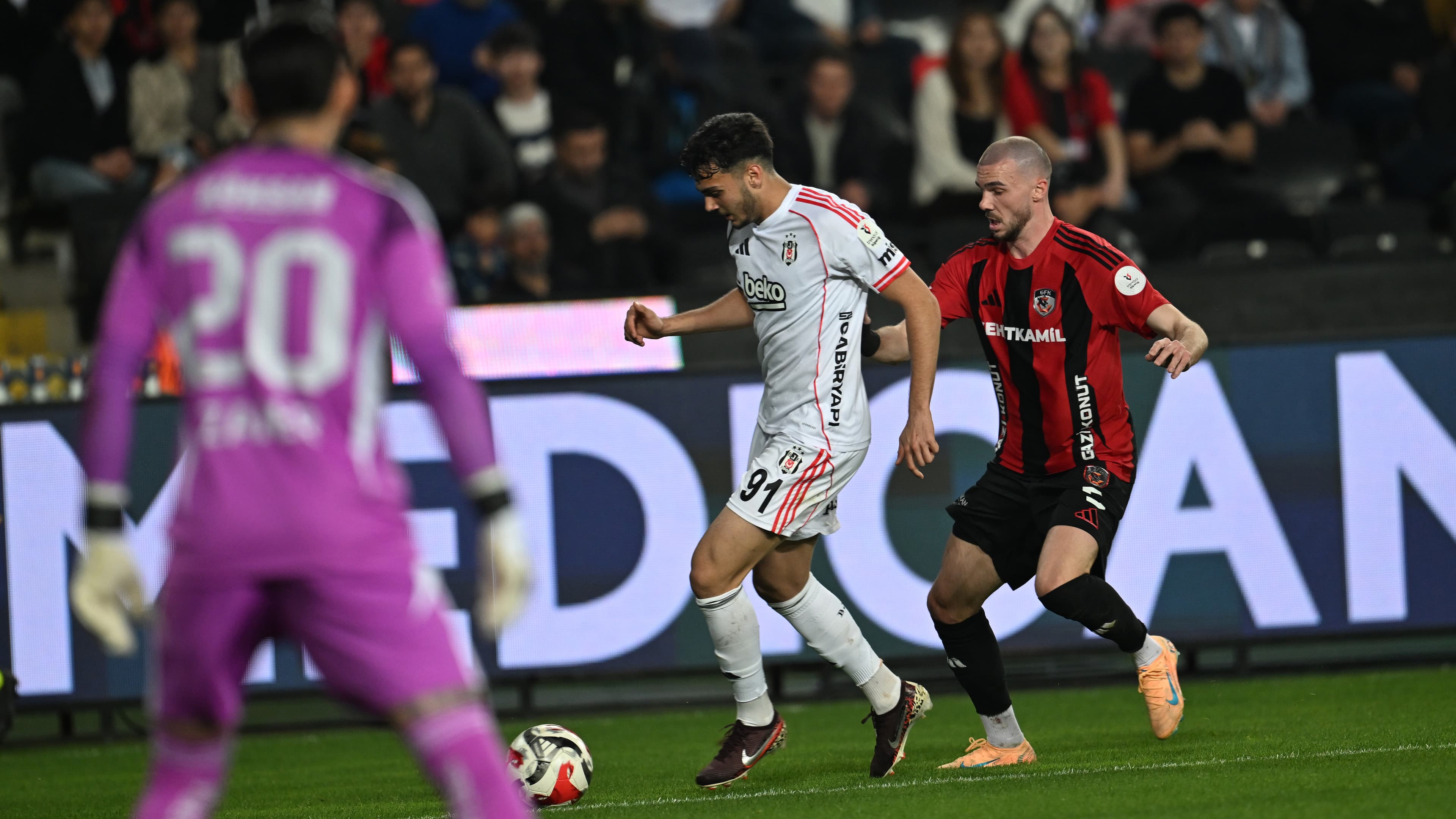 Beşiktaş, genç kaleci ve tecrübeli oyuncu için transfer görüşmeleri yapıyor