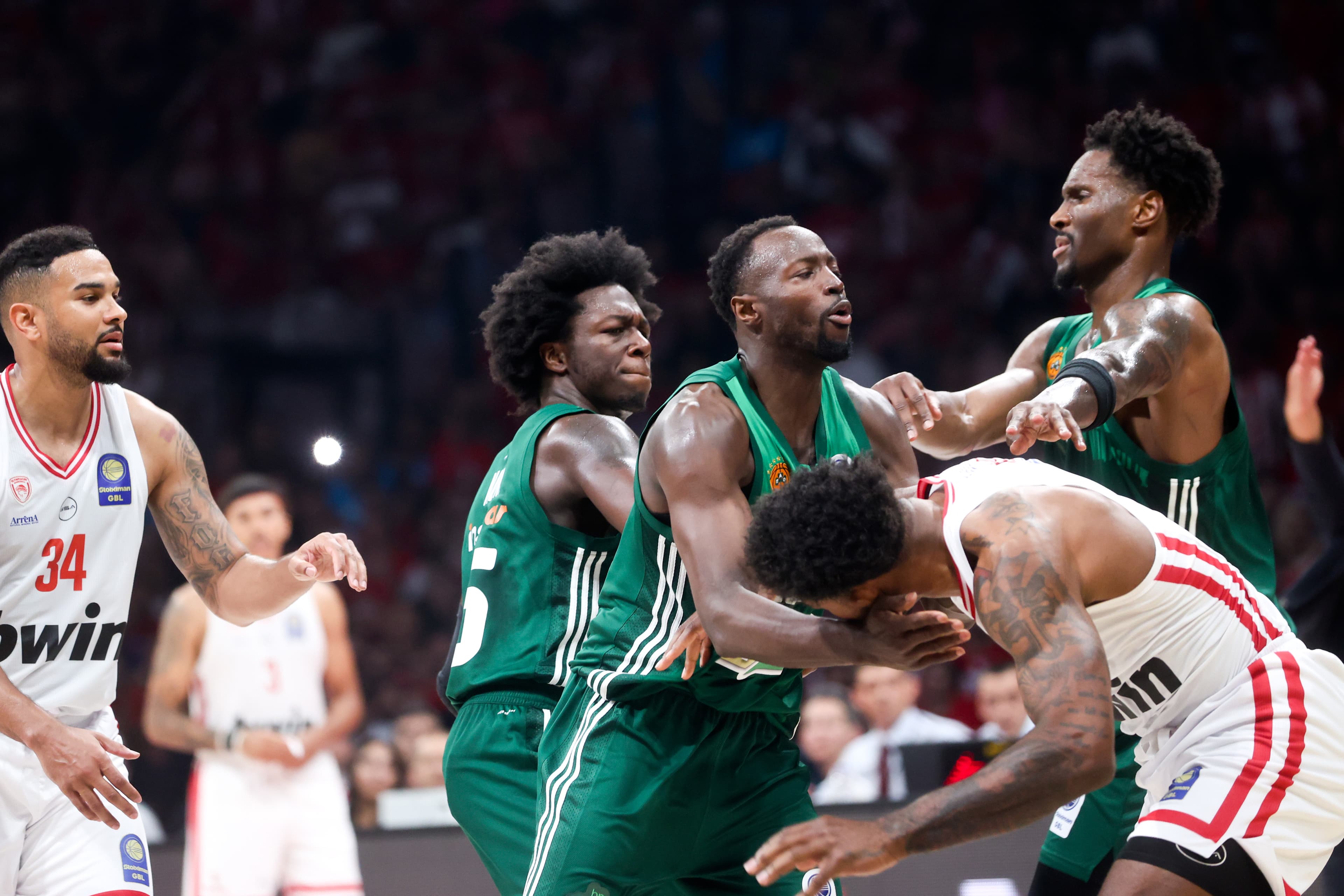 Yunanistan'da basketbol maçında oyuncular arasında kavga çıktı