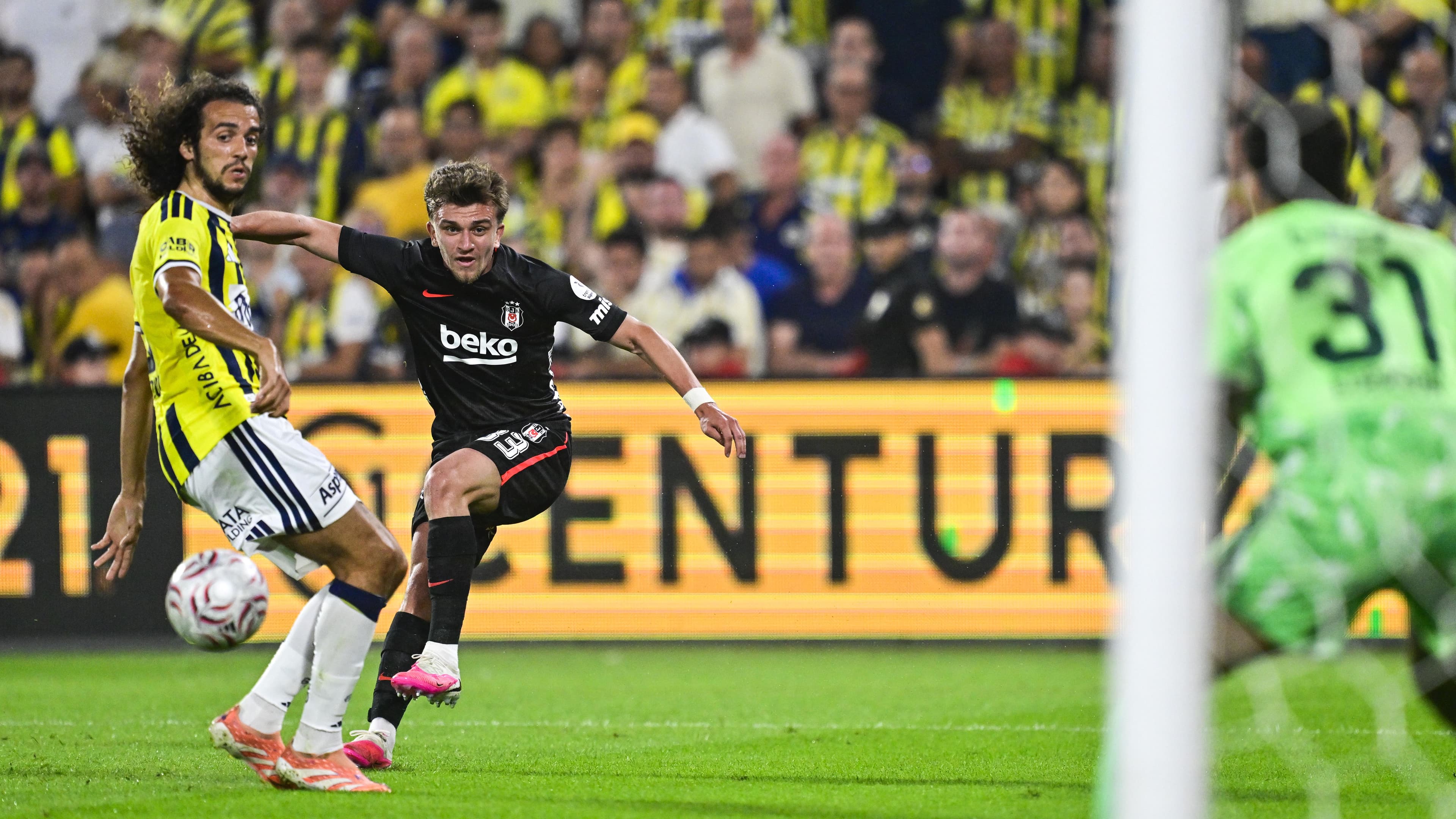 Beşiktaş'ta Rıdvan Yılmaz sakatlandı, Fenerbahçe derbisinin ikinci yarısında oynayamayacak