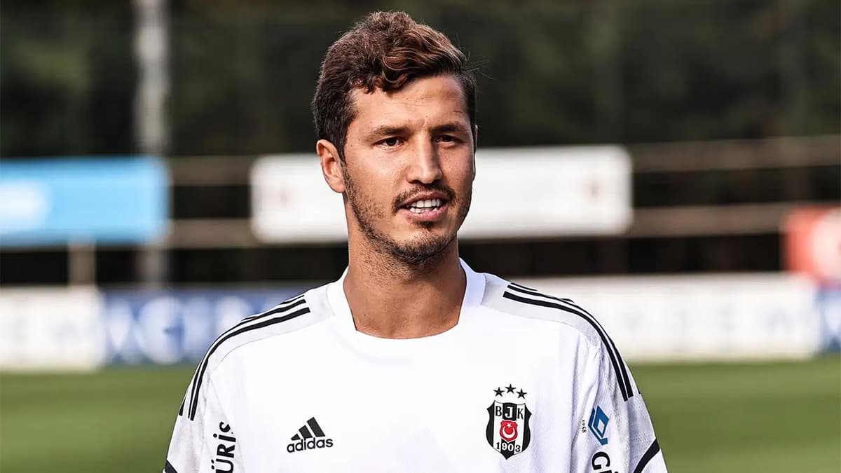 Salih Uçan, Beşiktaş'tan ayrılarak Gençlerbirliği ile 2 yıllık sözleşme imzaladı.