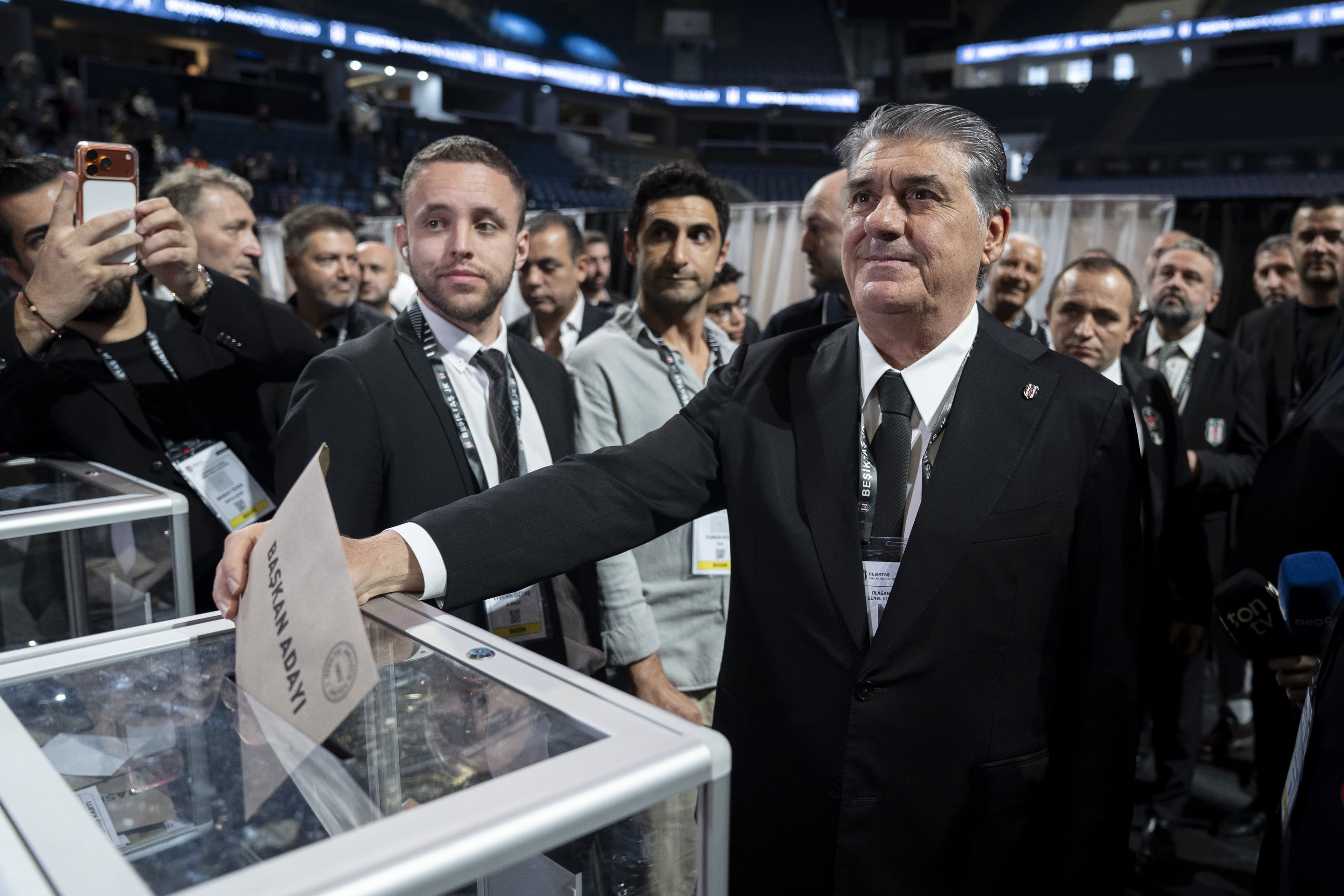 Serdal Adalı, Beşiktaş'ın başkanı olarak yeniden seçildi