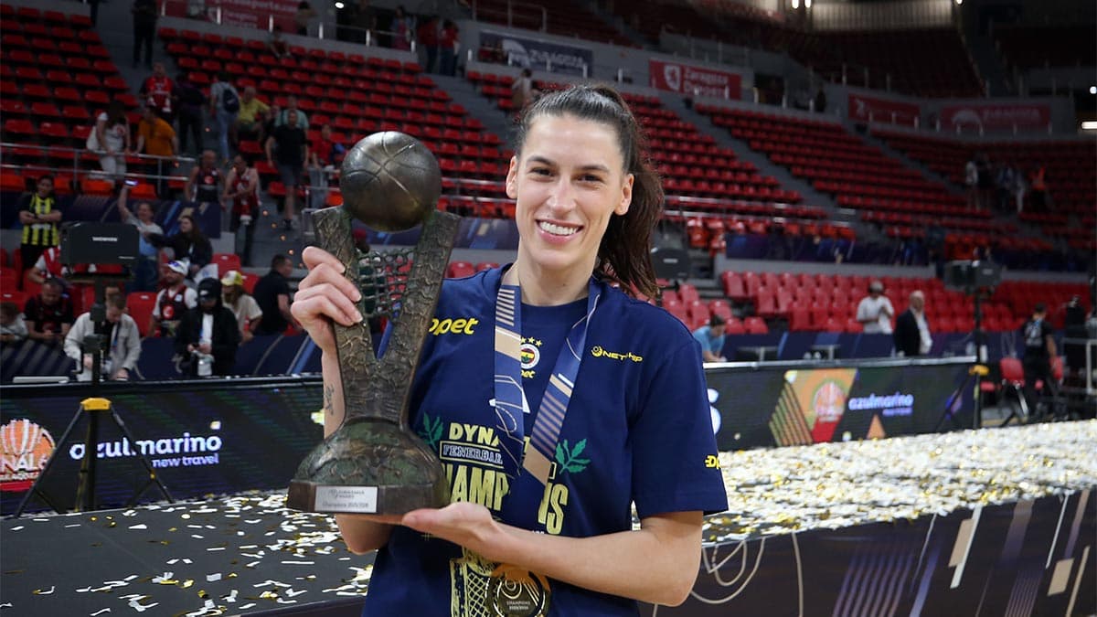 Fenerbahçe'den ayrılan Sevgi Uzun, Galatasaray'a transfer oldu.