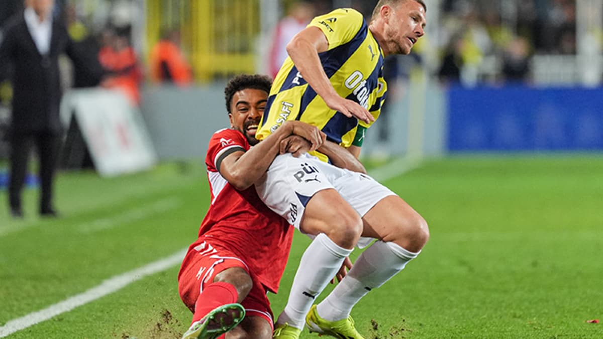 Göztepe, yeni stoperi Noah Sonko Sundberg'i İzmir'e getirdi.