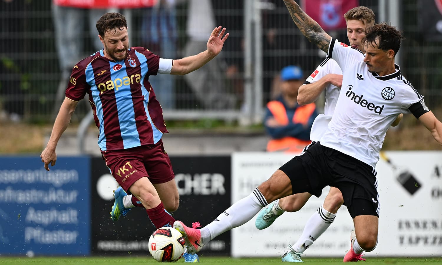 Trabzonspor, hazırlık maçında Eintracht Frankfurt'a 3-0 yenildi