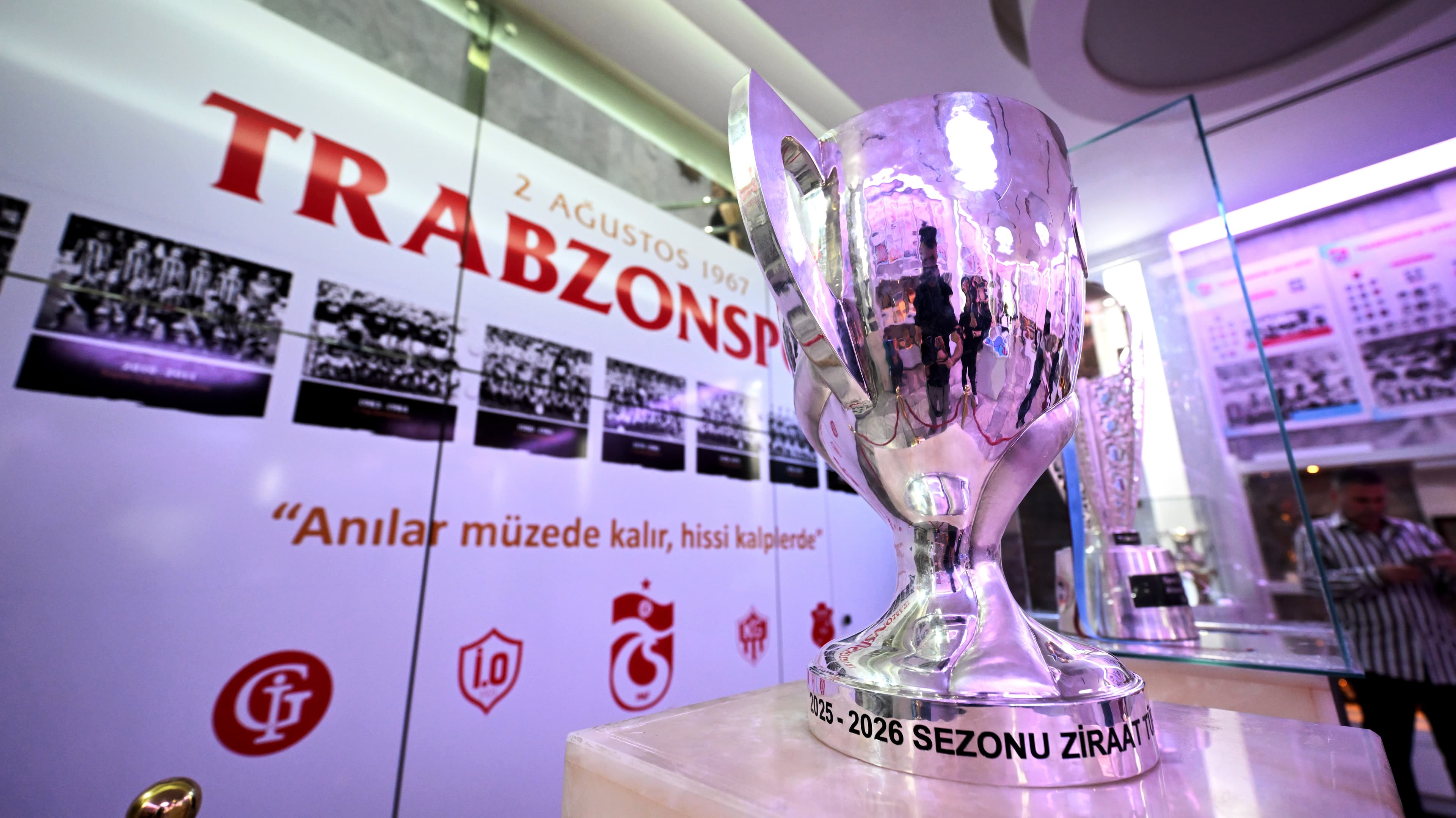 Trabzonspor, Ziraat Türkiye Kupası'nı müzesinde sergilemeye başladı