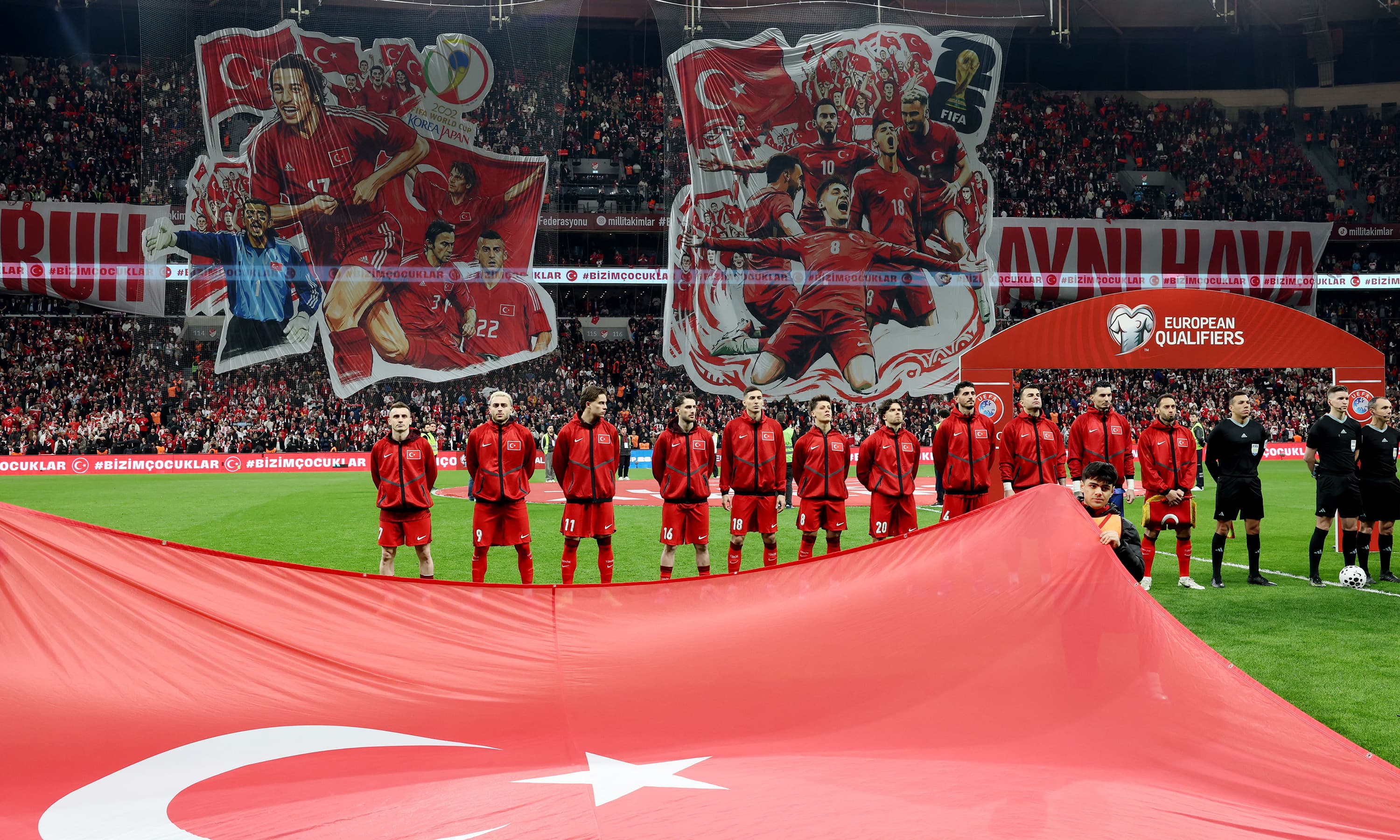 Dolmabahçe'de 2002 ruhu: Türkiye-Romanya maçı öncesi tüyleri diken diken yapan koreografi