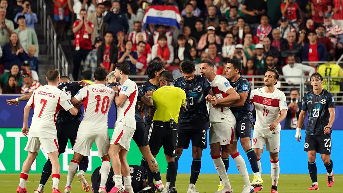 Türkiye-Paraguay maçında hakemin saati alındı