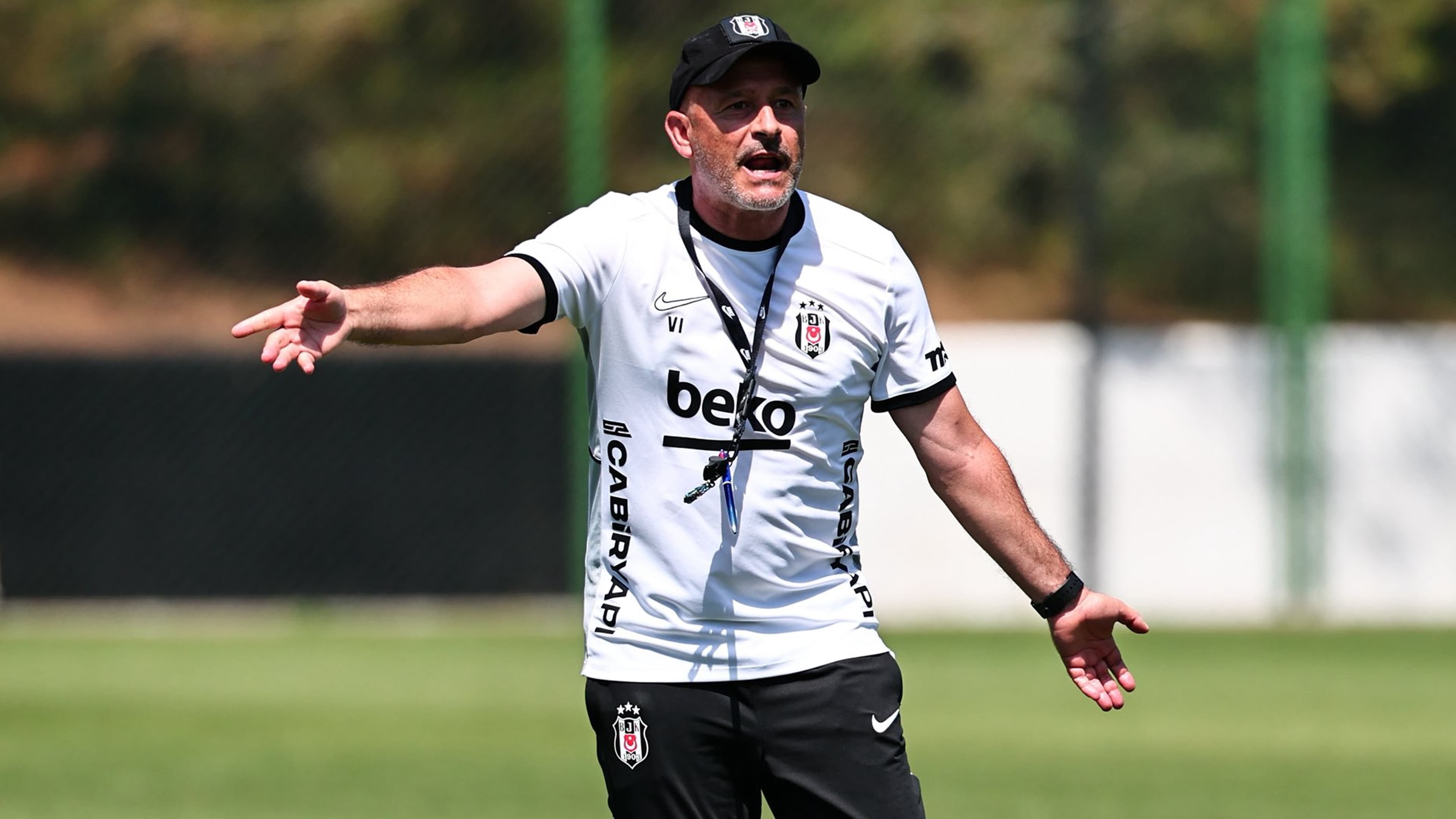 Vincenzo Italiano, Beşiktaş'ta 6 futbolcuyla yolların ayrılacağını bildirdi