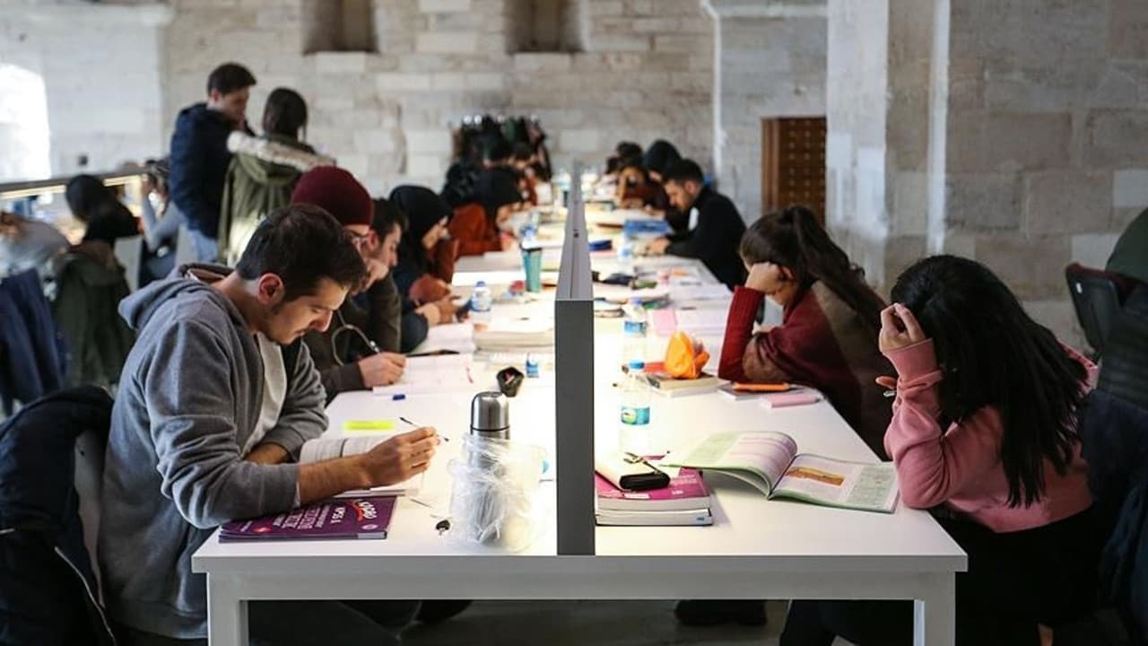 Üniversite öğrencilerine aylık 13 bin 750 TL burs desteği