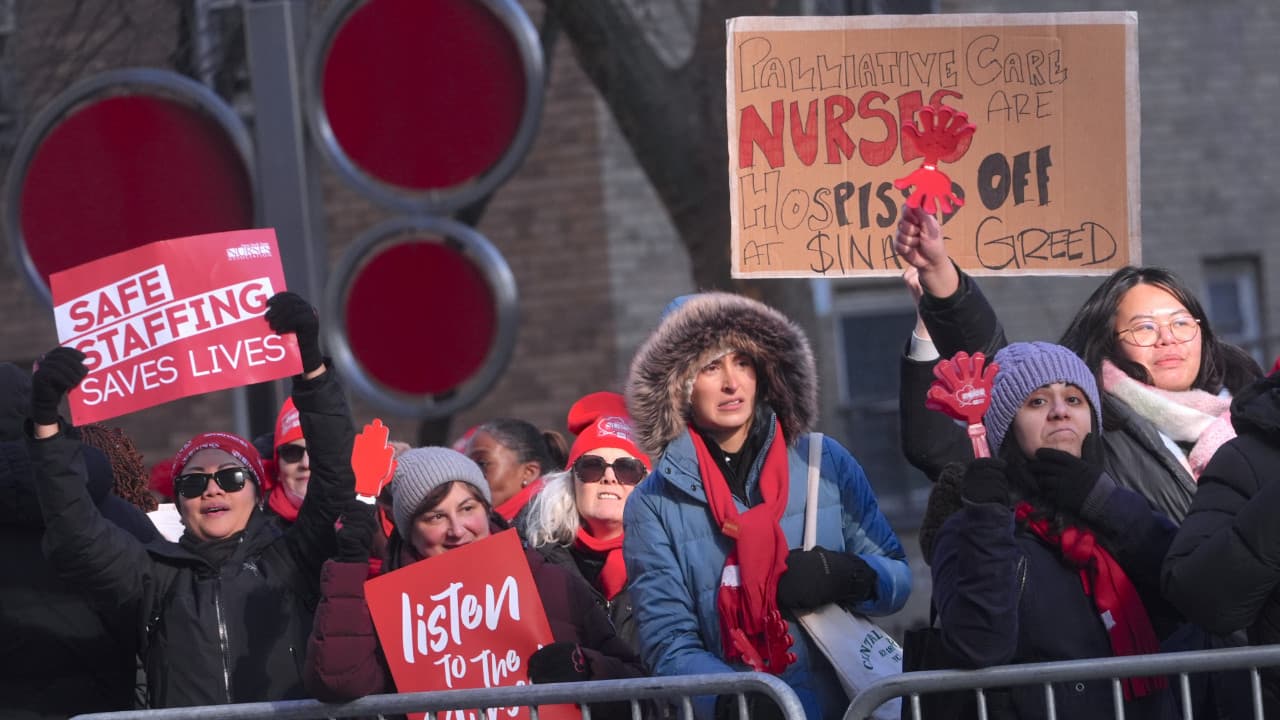New York'ta yaklaşık 15 bin hemşire greve çıktı