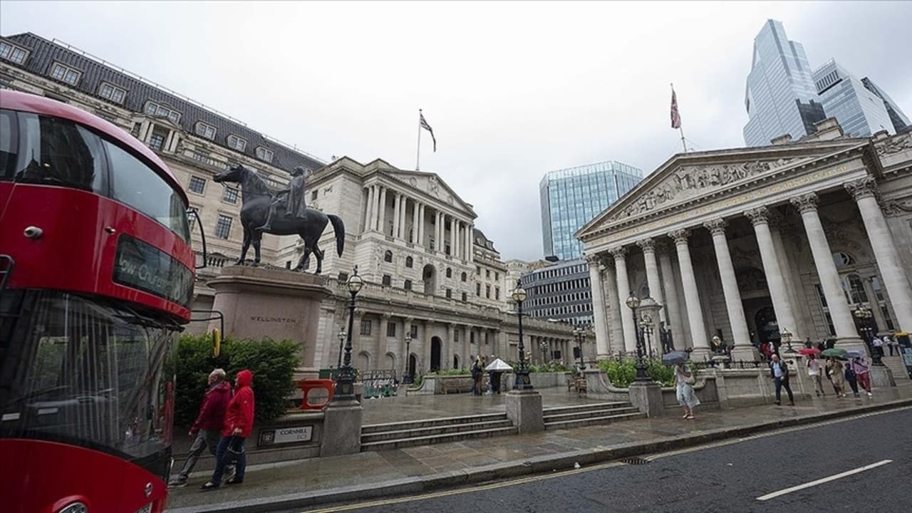 İngiltere Merkez Bankası faizi sabit tuttu