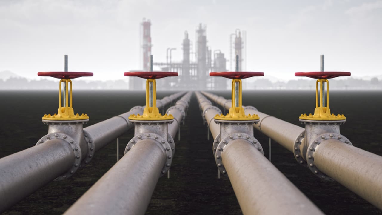 Petrol piyasasında arz alarmı: Dev bankadan 12 milyon varillik kesinti uyarısı geldi