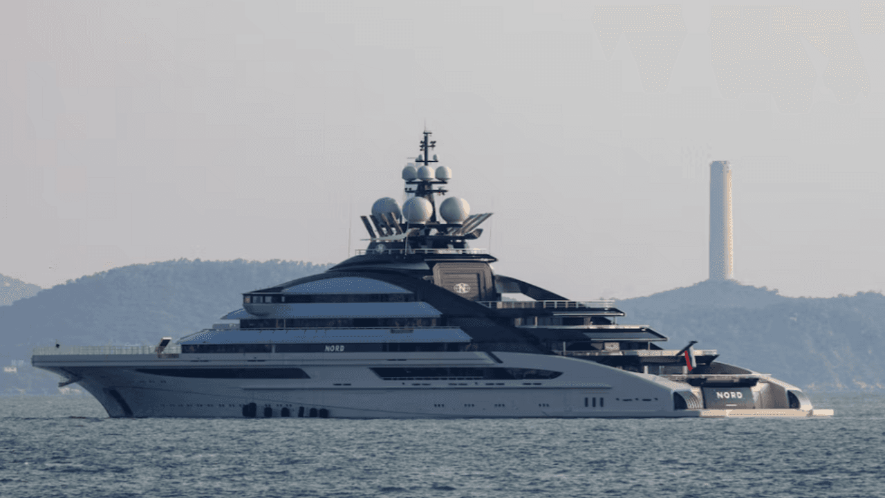 Yaptırım listesindeki Rus milyarderin süper yatı Hürmüz'den geçti