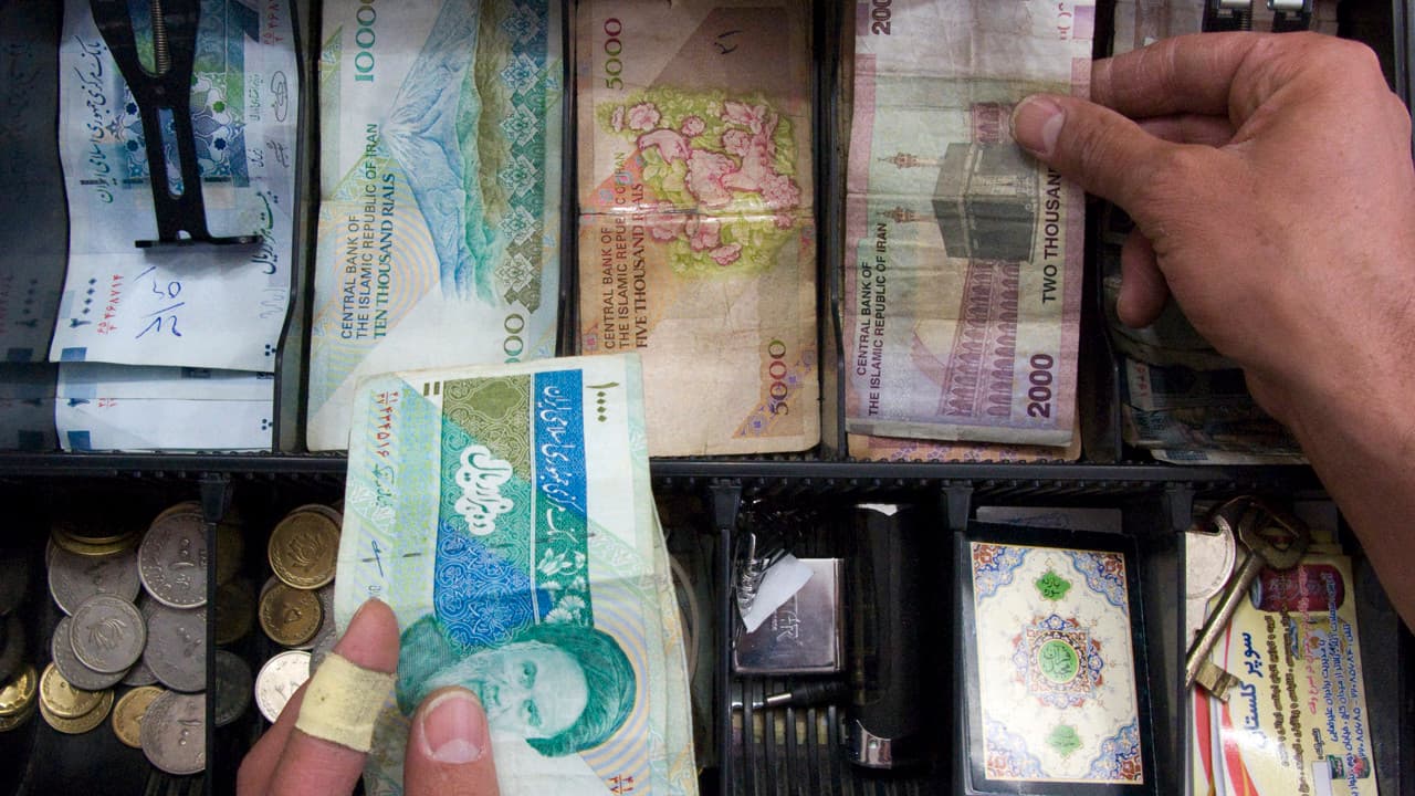 İran'da dolar kuru 200 bin tümenle tarihi zirveye ulaştı