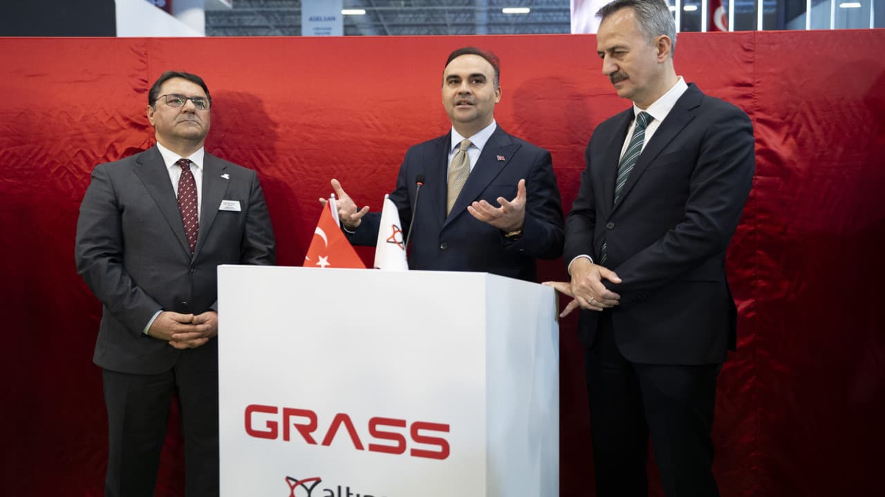 Bakan Kacır: "Türkiye, 2027’de milli roketle Ay’a ulaşacak"
