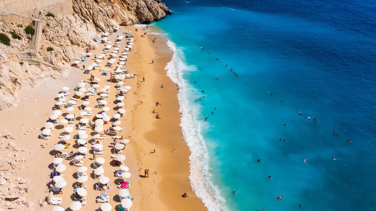 Türkiye'nin turizm geliri ikinci çeyrekte düştü, ziyaretçi sayısı azaldı