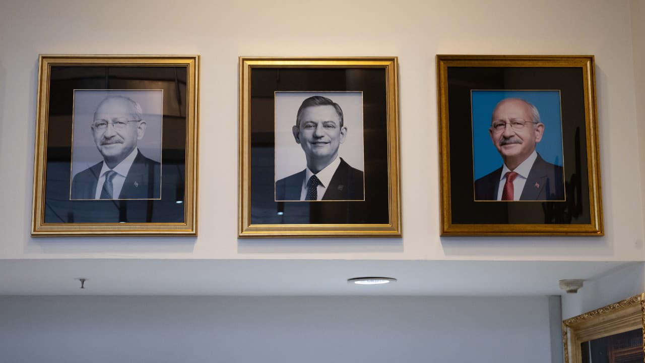 Kılıçdaroğlu'nun fotoğrafı CHP Genel Merkezine yeniden asıldı