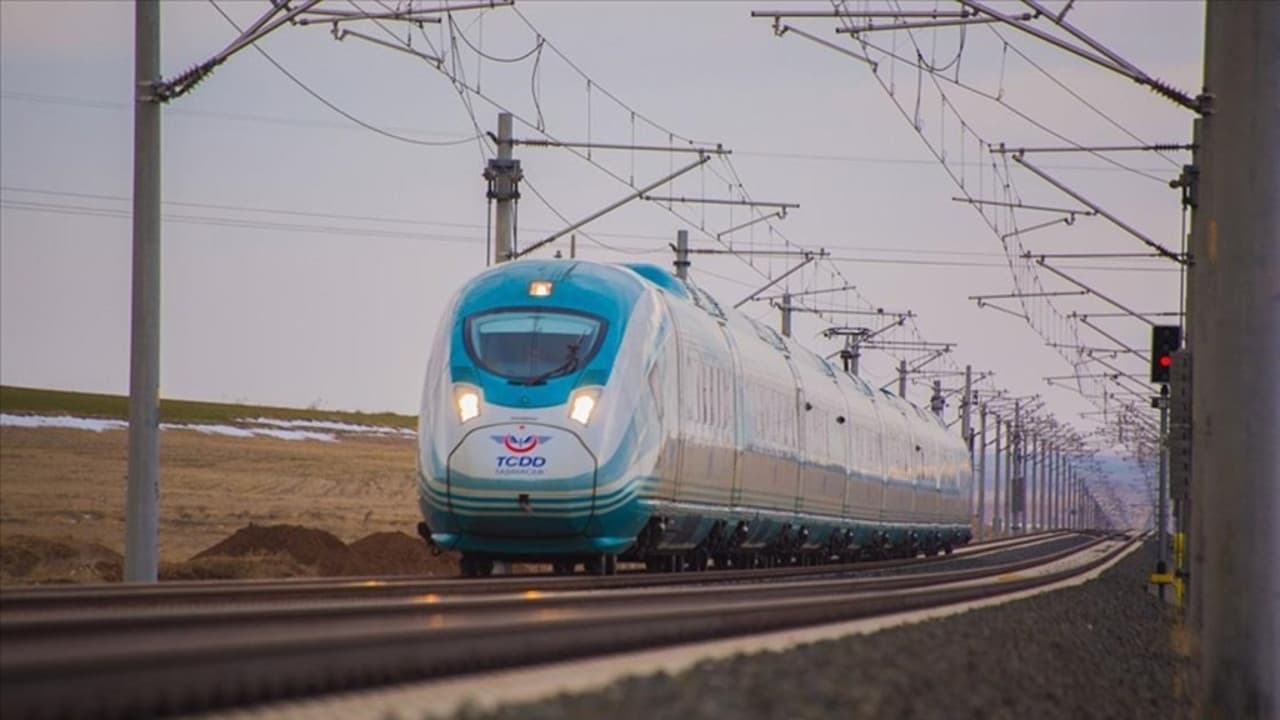 Türkiye'nin milli hızlı treni saatte 240 kilometre hıza ulaştı
