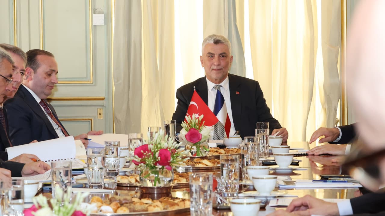 Ticaret Bakanı Bolat, Paris'te Fransız şirketlerle buluştu