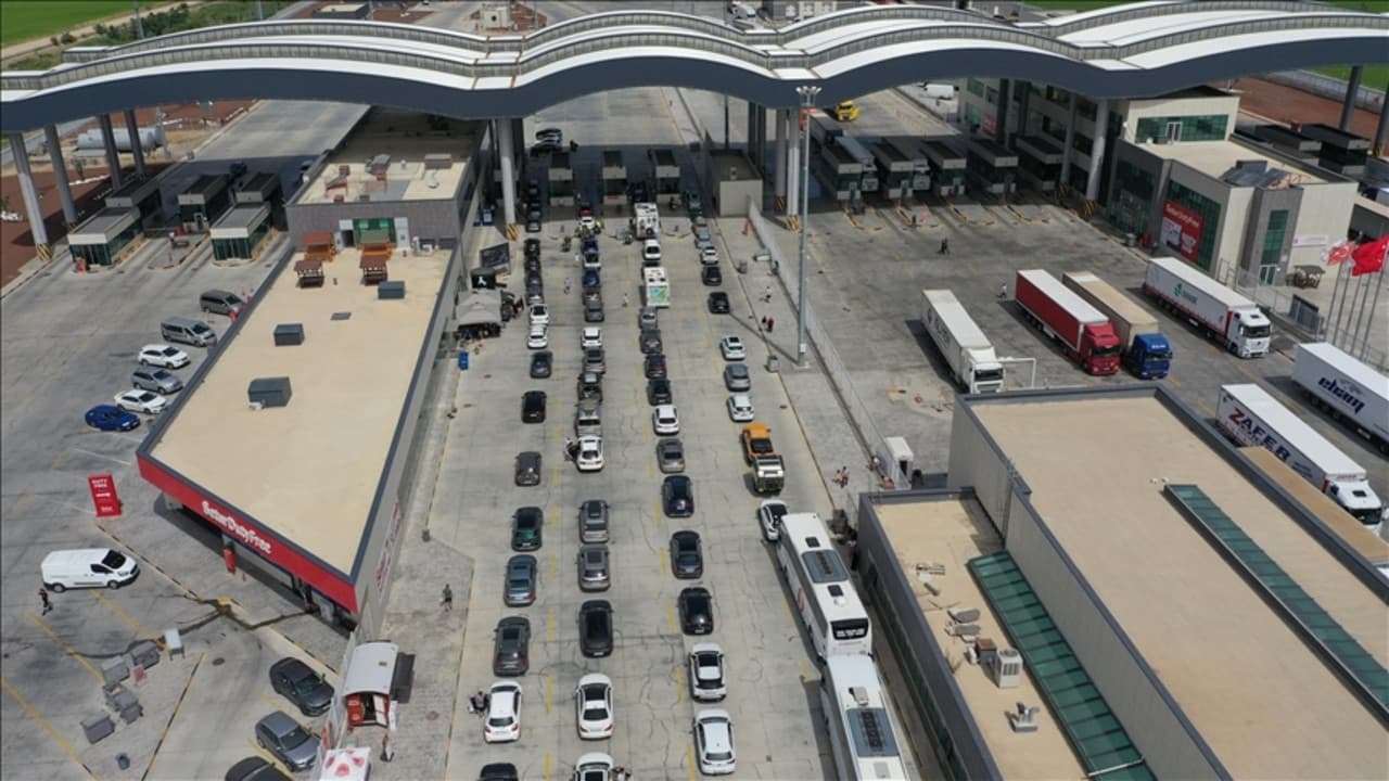 Bayramın son gününde sınır kapılarında yoğunluk yaşandı
